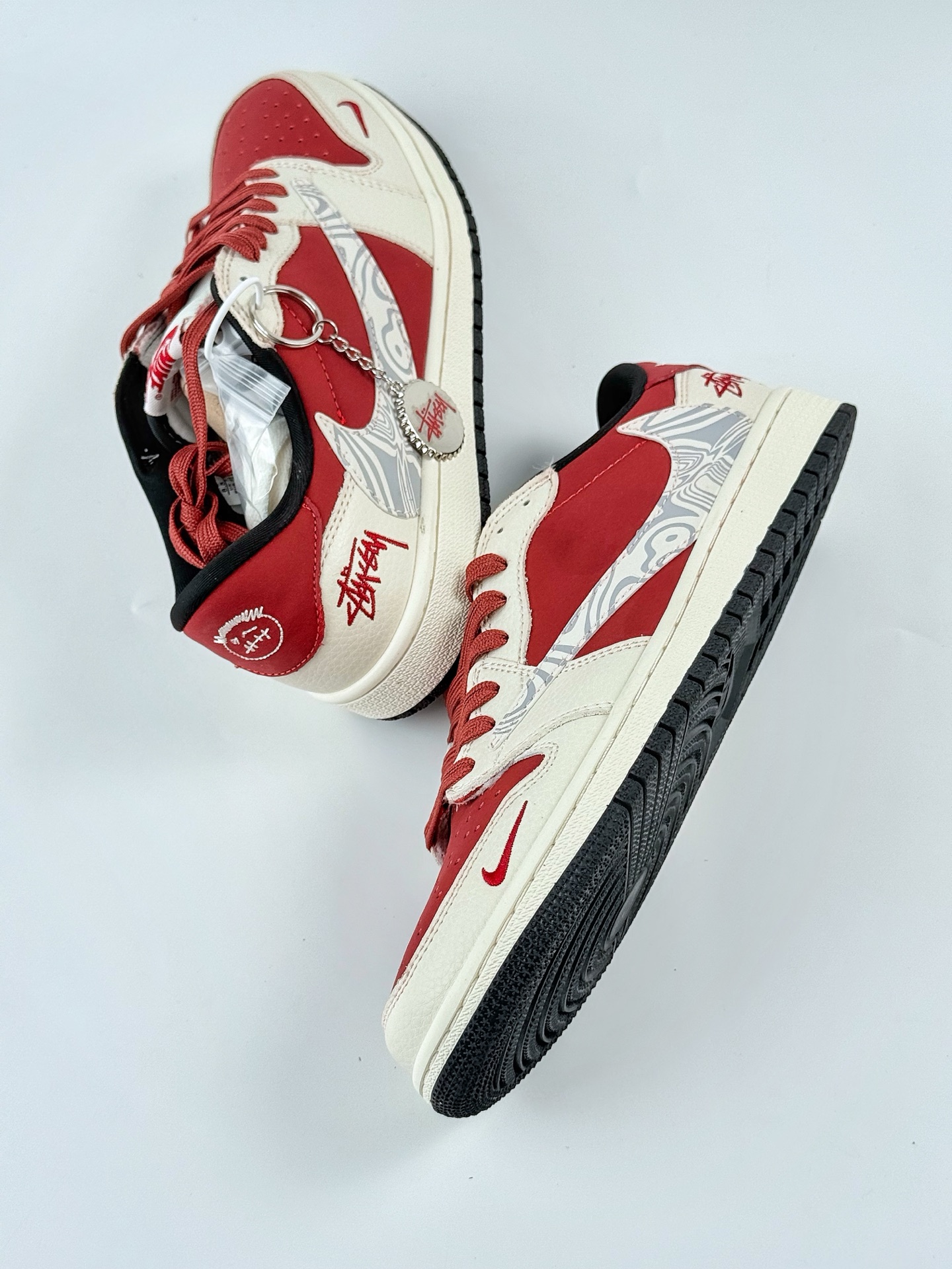 300 Travis Scott x Nike Air Jordan 1 Low x Stussy Air Jordan 1 Low 反转白红小勾倒钩 LD2025-017