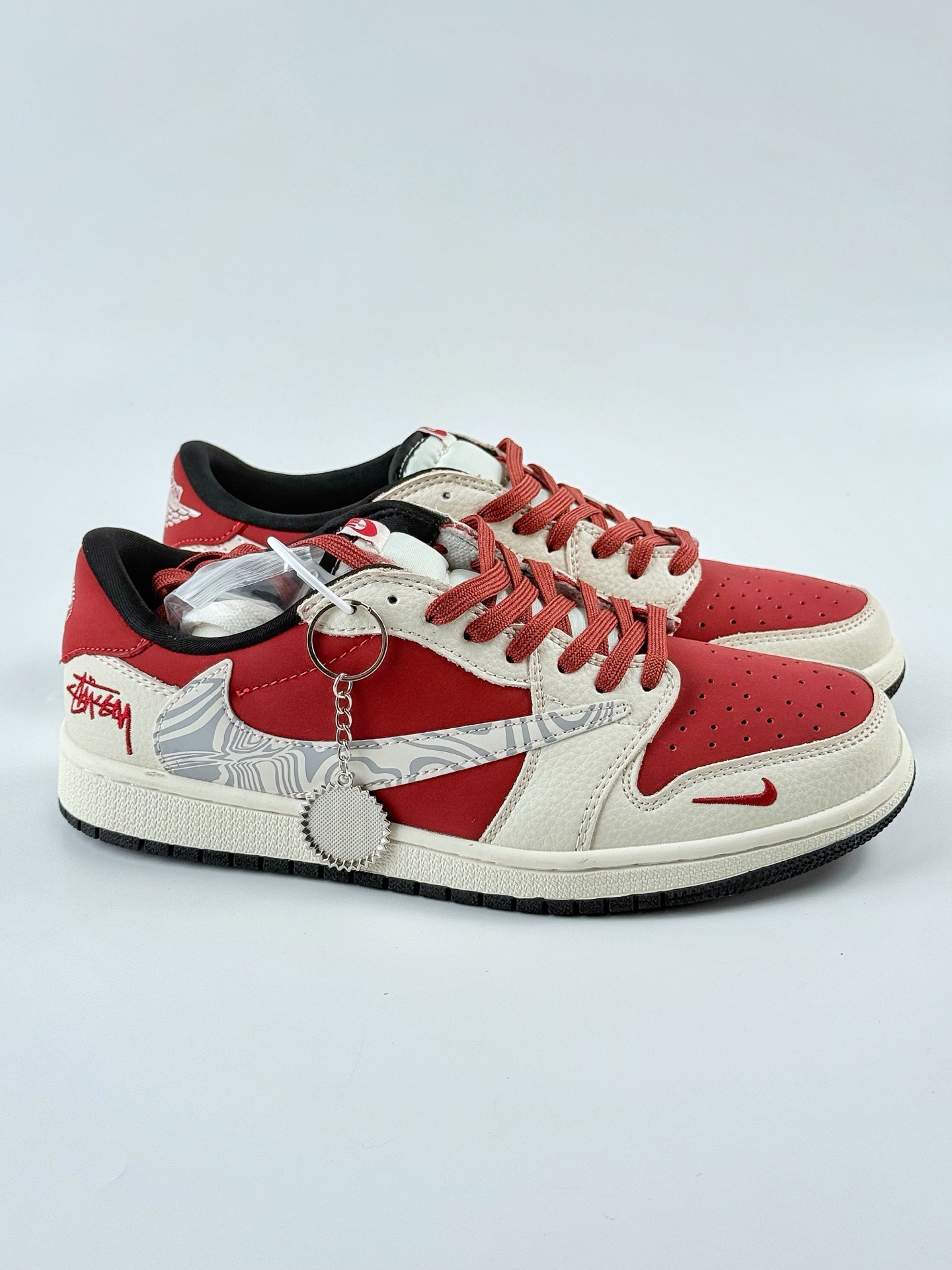 300 Travis Scott x Nike Air Jordan 1 Low x Stussy Air Jordan 1 Low 反转白红小勾倒钩 LD2025-017