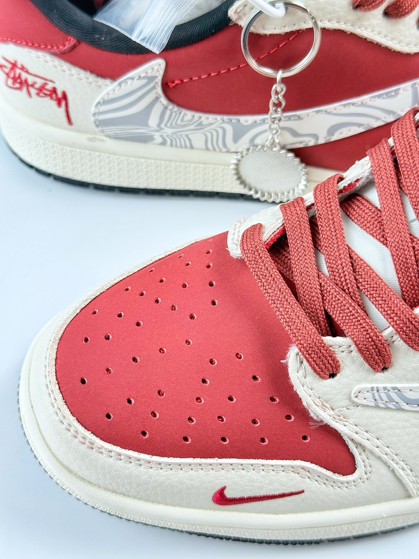 300 Travis Scott x Nike Air Jordan 1 Low x Stussy Air Jordan 1 Low 反转白红小勾倒钩 LD2025-017
