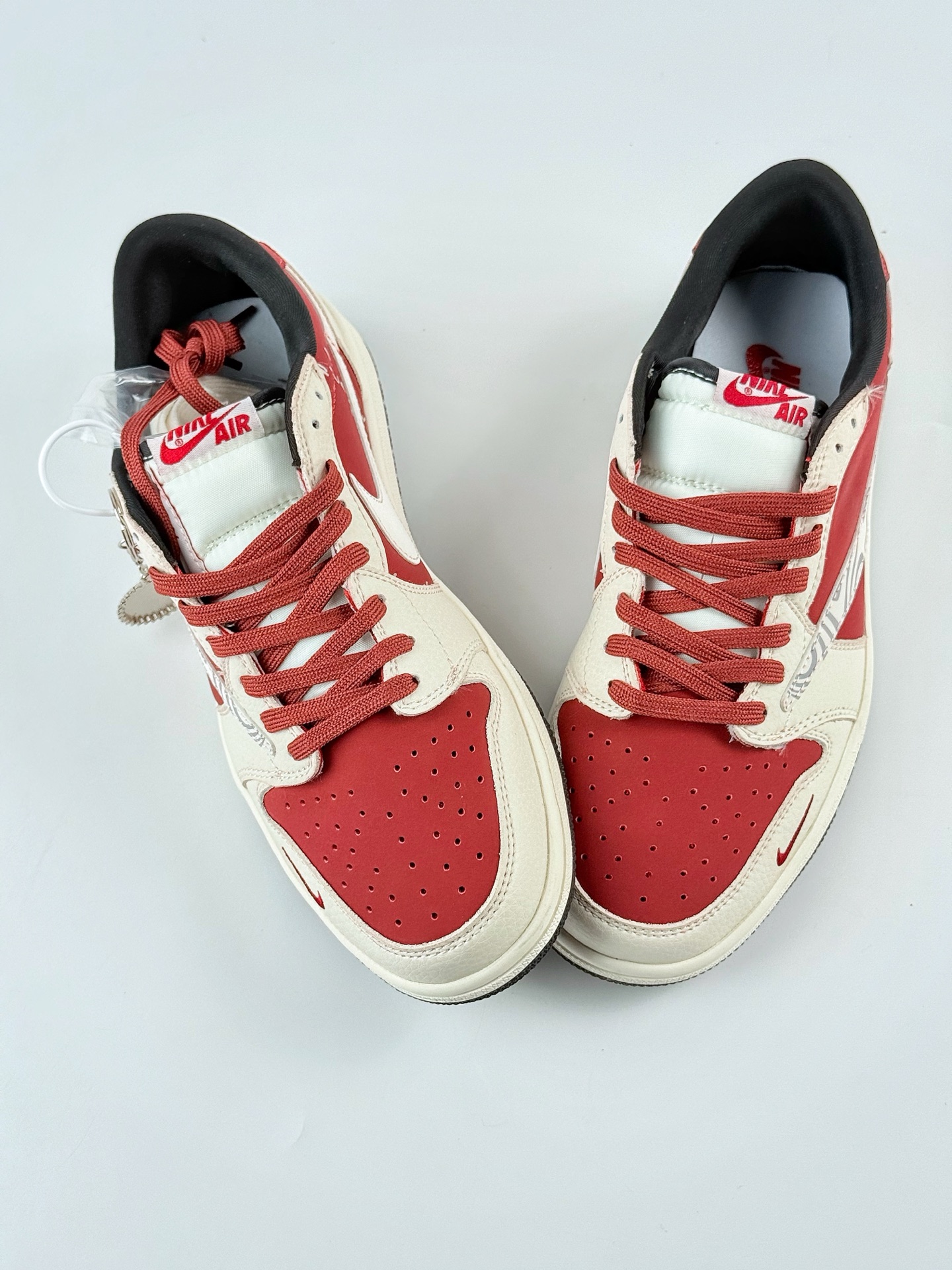 300 Travis Scott x Nike Air Jordan 1 Low x Stussy Air Jordan 1 Low 反转白红小勾倒钩 LD2025-017