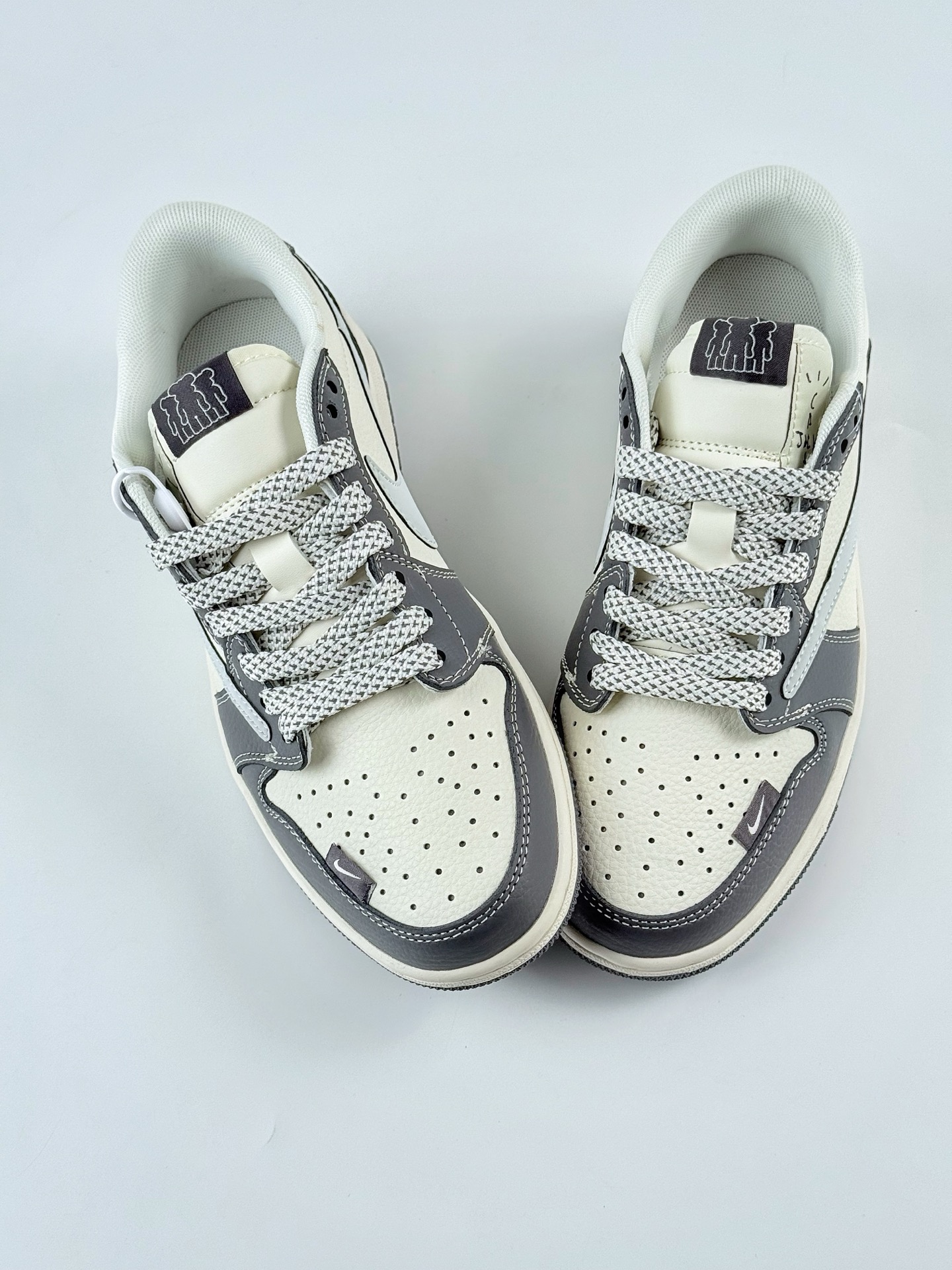 260 Travis Scott x Nike Air Jordan 1 Low Air Jordan 1 Low 反转米黑满天星倒钩 HS8068-004