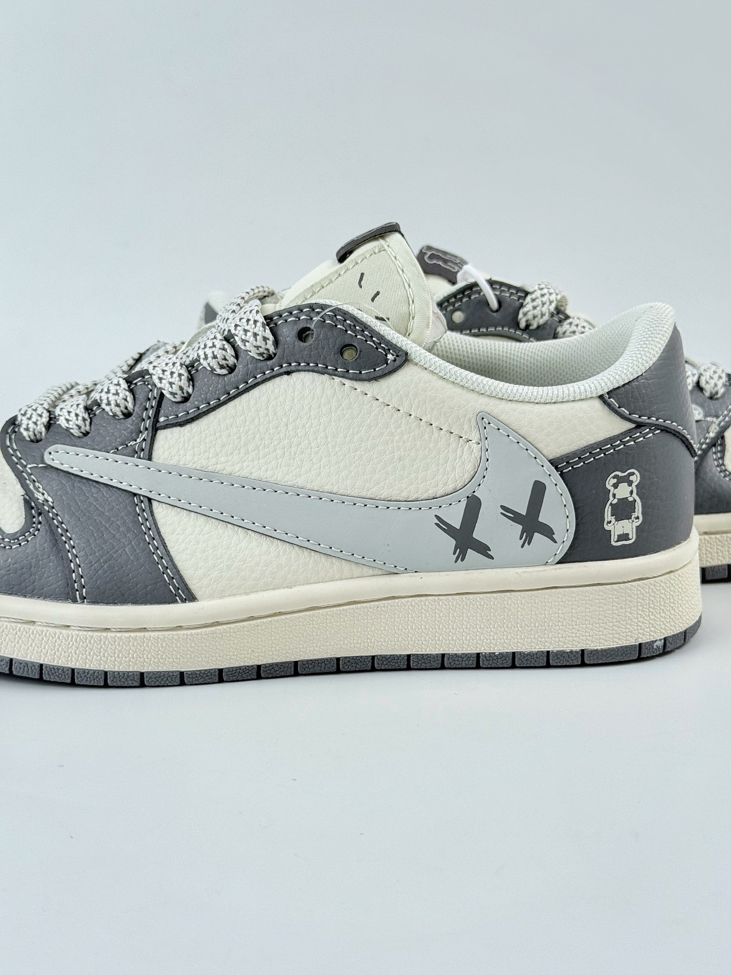 260 Travis Scott x Nike Air Jordan 1 Low Air Jordan 1 Low 反转米黑满天星倒钩 HS8068-004