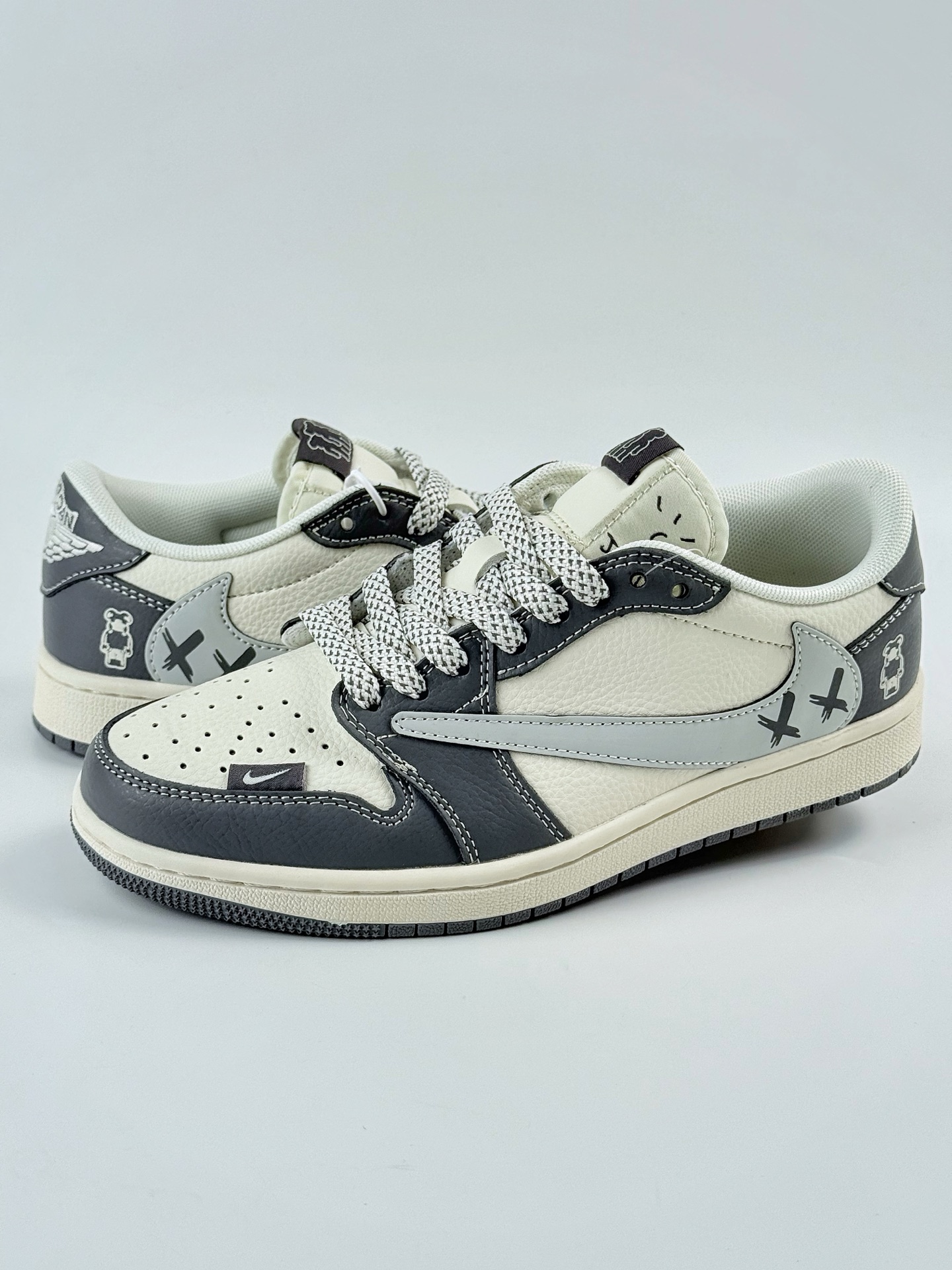 260 Travis Scott x Nike Air Jordan 1 Low Air Jordan 1 Low 反转米黑满天星倒钩 HS8068-004