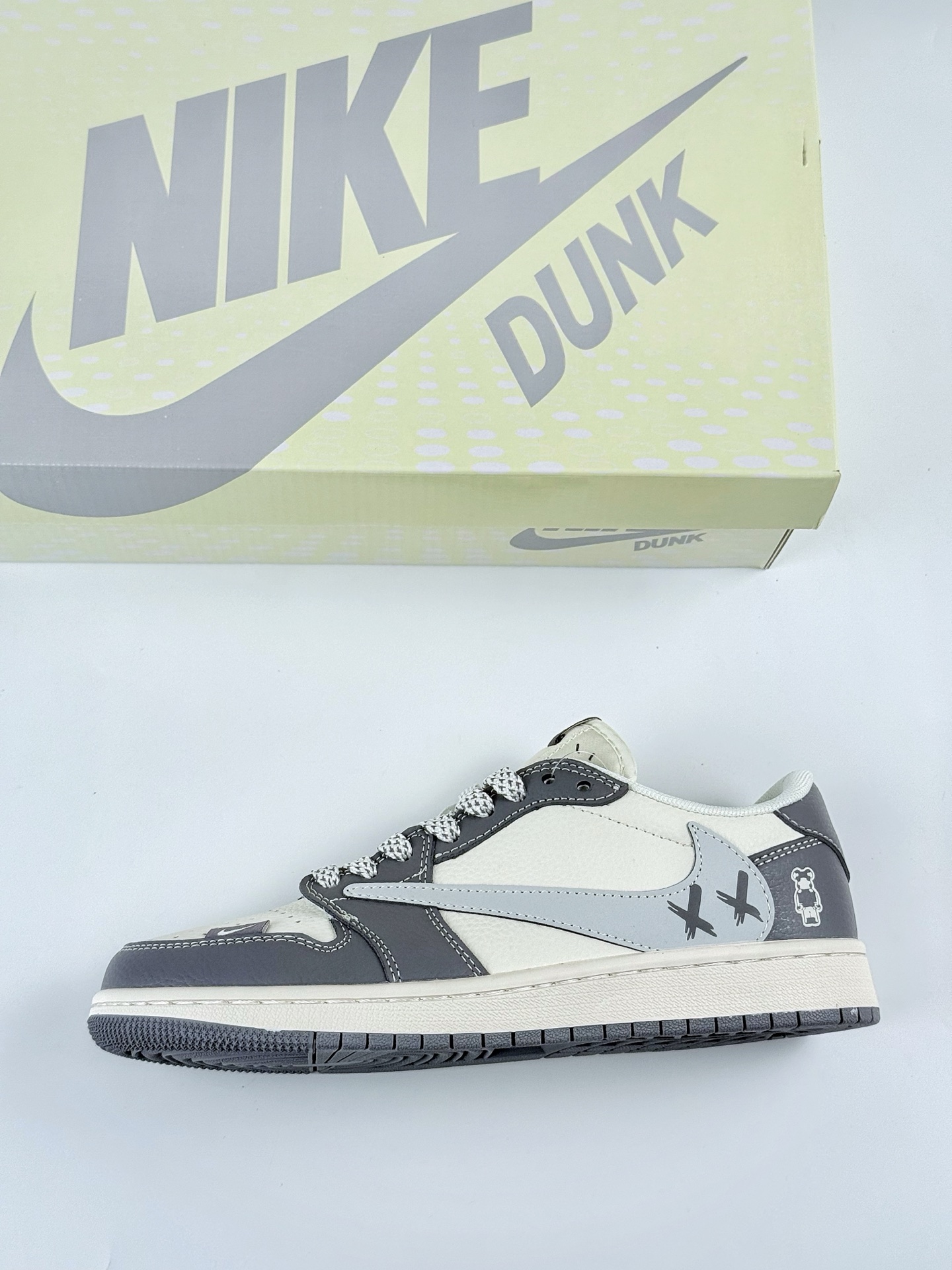 260 Travis Scott x Nike Air Jordan 1 Low Air Jordan 1 Low 反转米黑满天星倒钩 HS8068-004