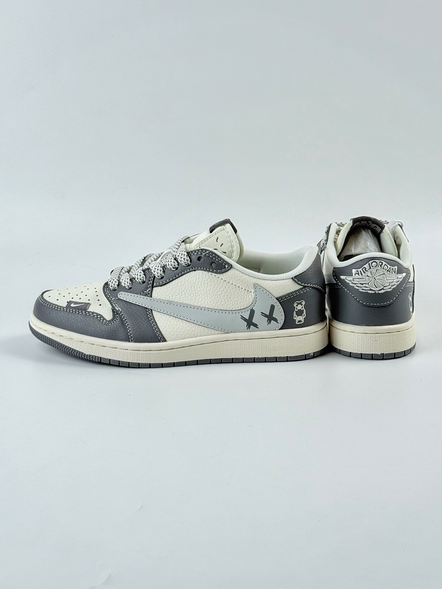 260 Travis Scott x Nike Air Jordan 1 Low Air Jordan 1 Low 反转米黑满天星倒钩 HS8068-004