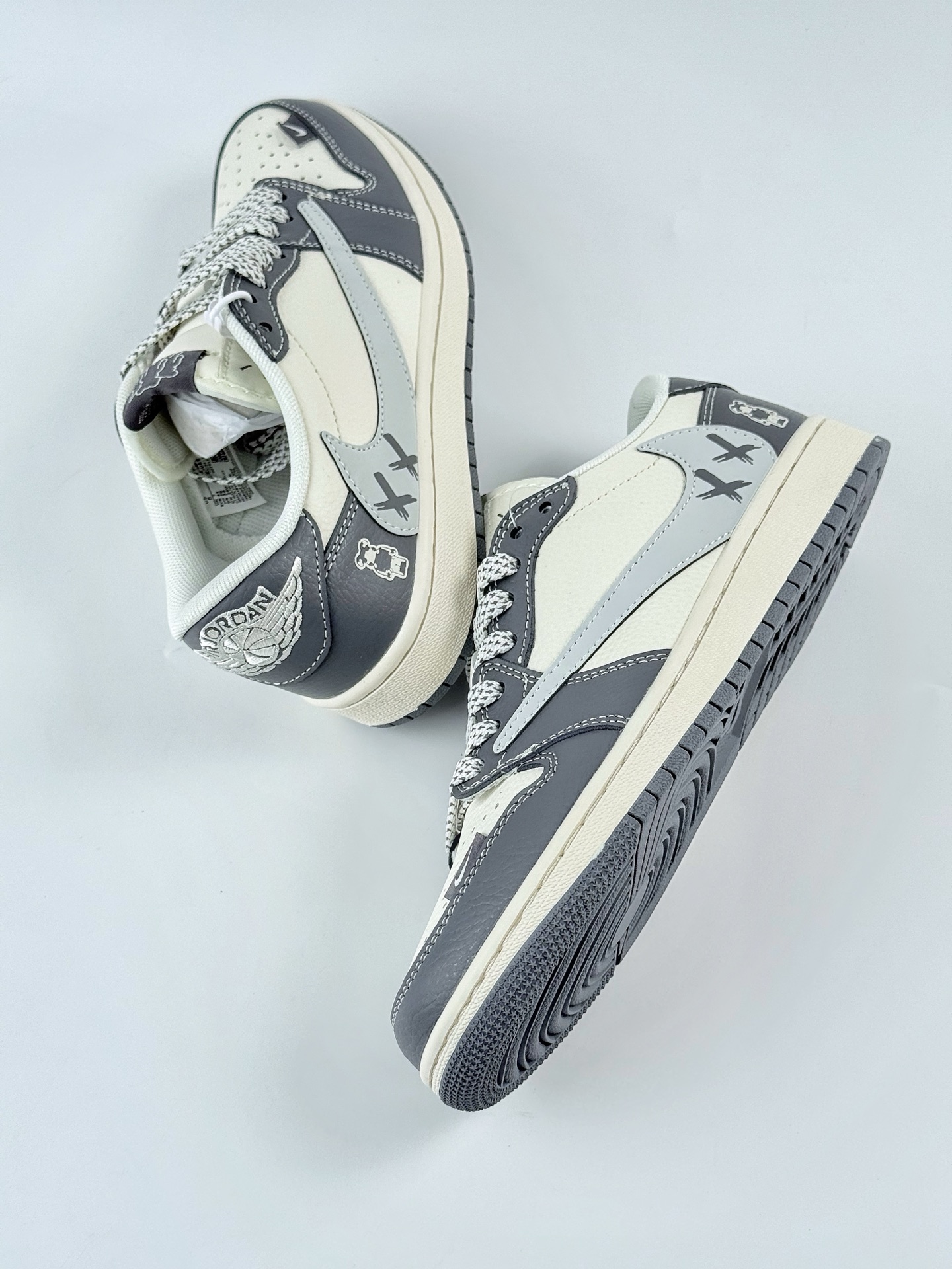 260 Travis Scott x Nike Air Jordan 1 Low Air Jordan 1 Low 反转米黑满天星倒钩 HS8068-004