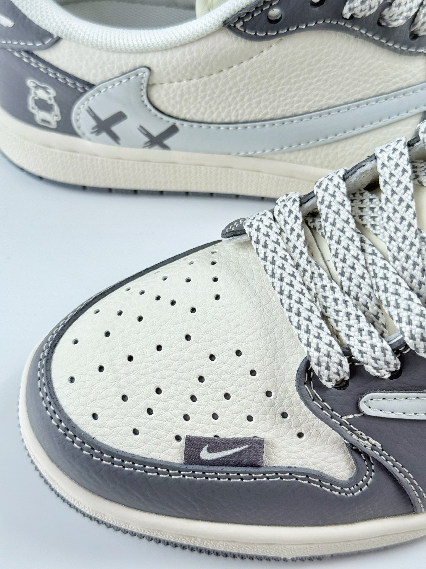260 Travis Scott x Nike Air Jordan 1 Low Air Jordan 1 Low 反转米黑满天星倒钩 HS8068-004