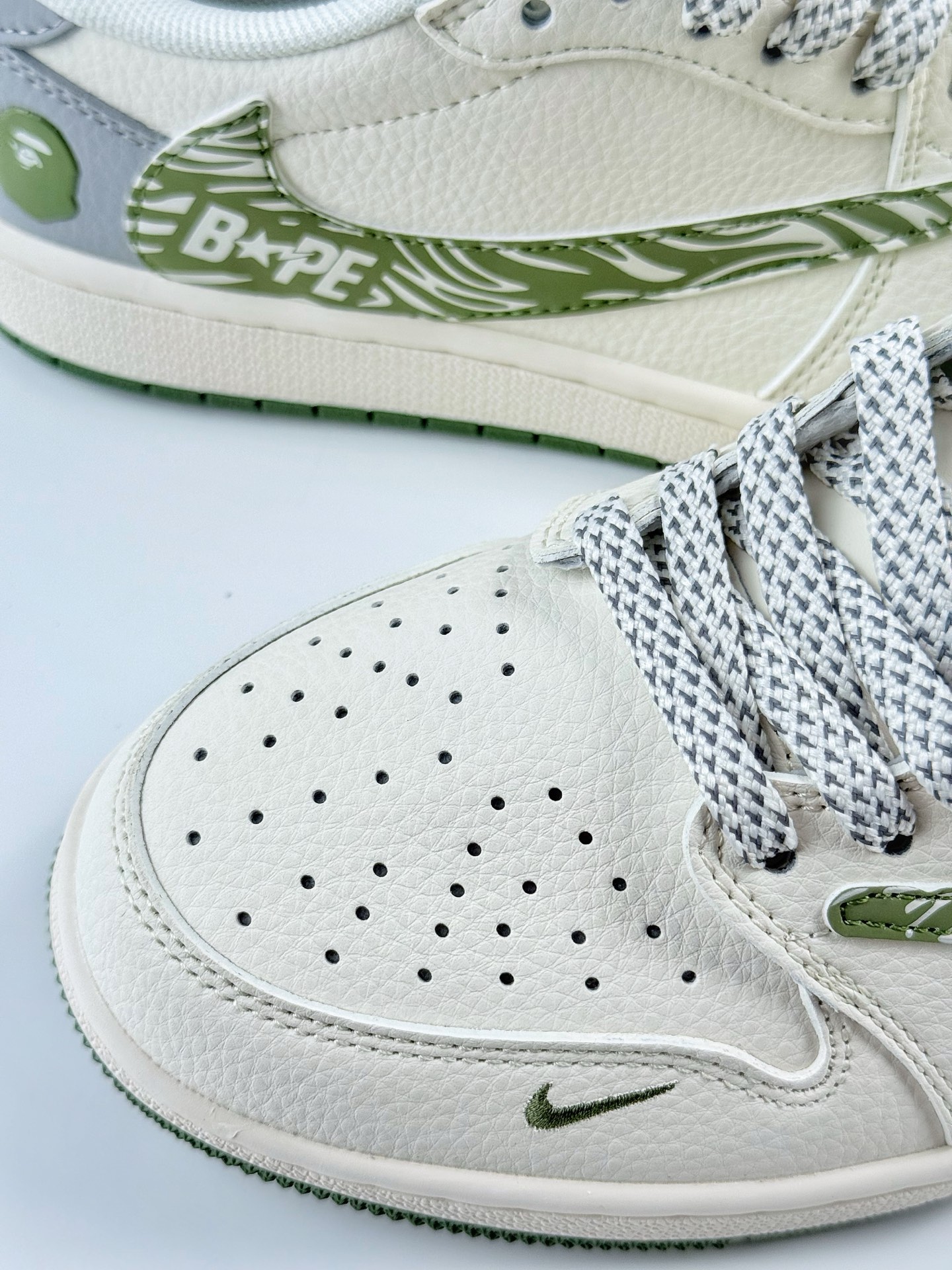 260 Travis Scott x Nike Air Jordan 1 Low x BAPE Air Jordan 1 Low 反转白绿灰小勾满天星倒钩 HS8068-001