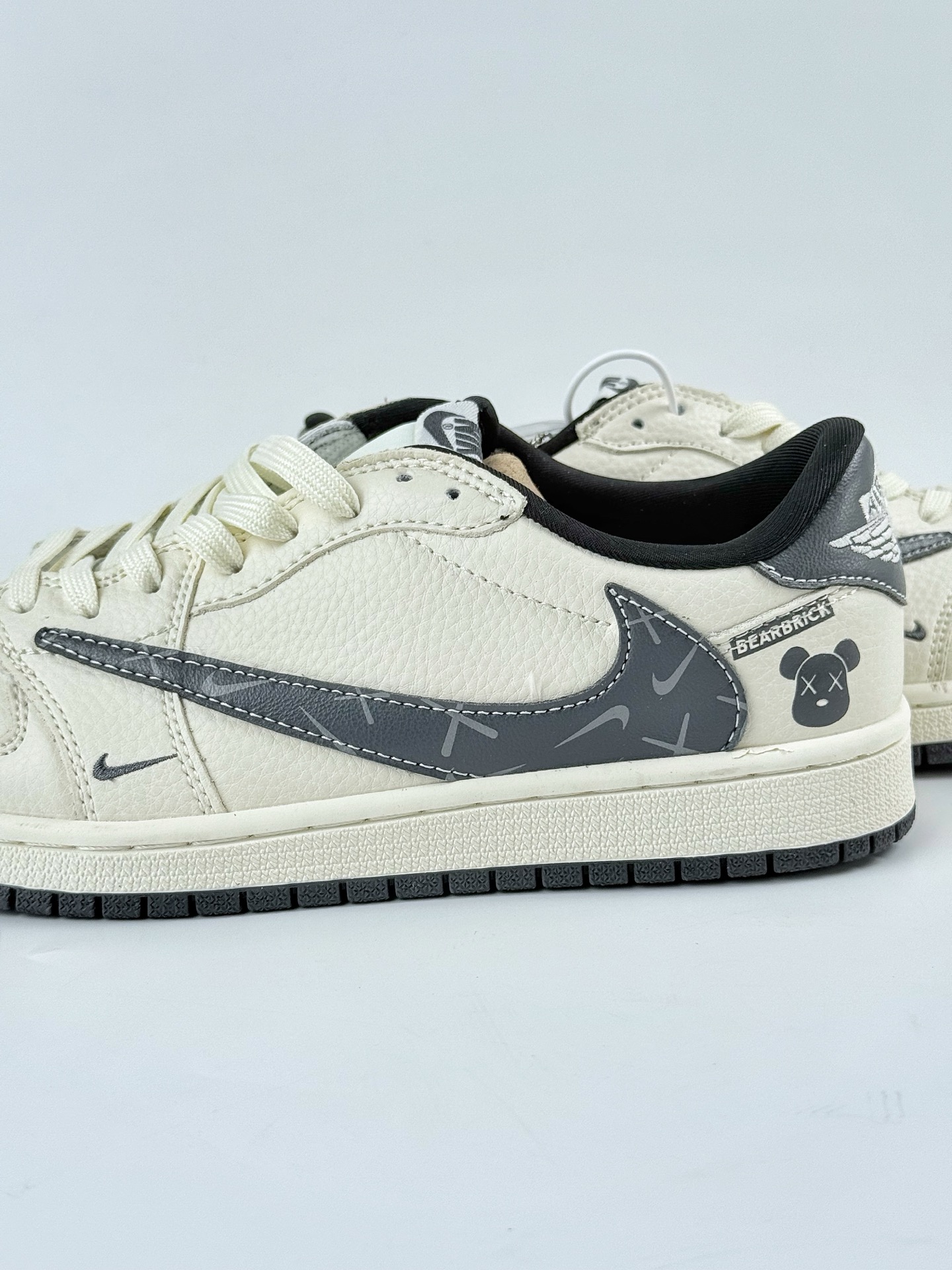 280 Travis Scott x Nike Air Jordan 1 Low x x Bearbrick Air Jordan 1 Low 反转白灰小勾倒钩 LD2025-001