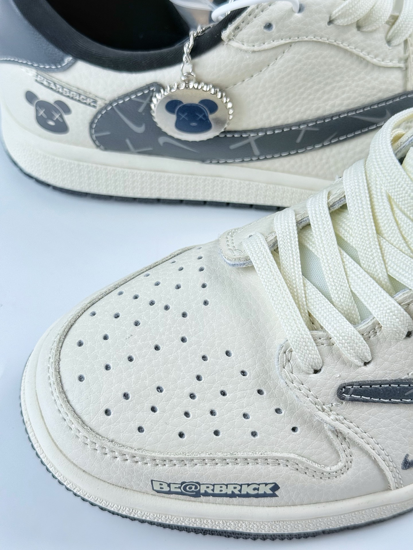 280 Travis Scott x Nike Air Jordan 1 Low x x Bearbrick Air Jordan 1 Low 反转白灰小勾倒钩 LD2025-001