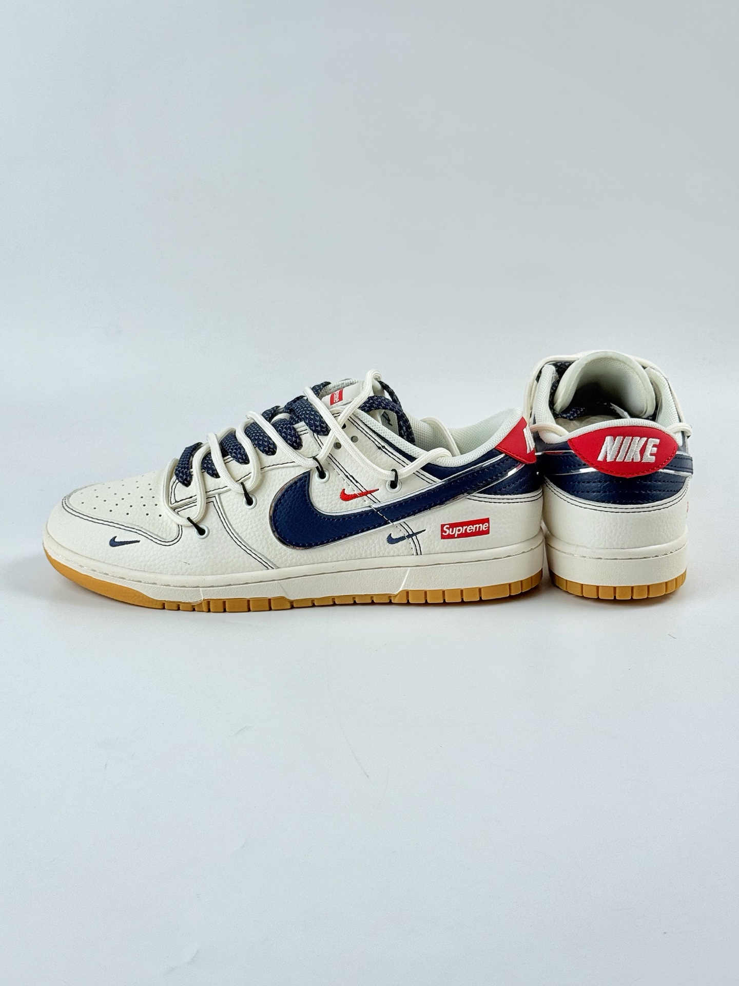 300 Nike SB Dunk Low x Supreme 白蓝三小勾满天星 DM6868-081