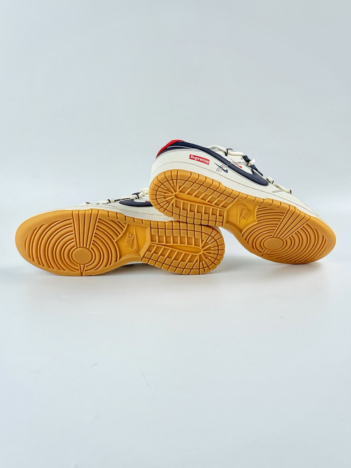 300 Nike SB Dunk Low x Supreme 白蓝三小勾满天星 DM6868-081