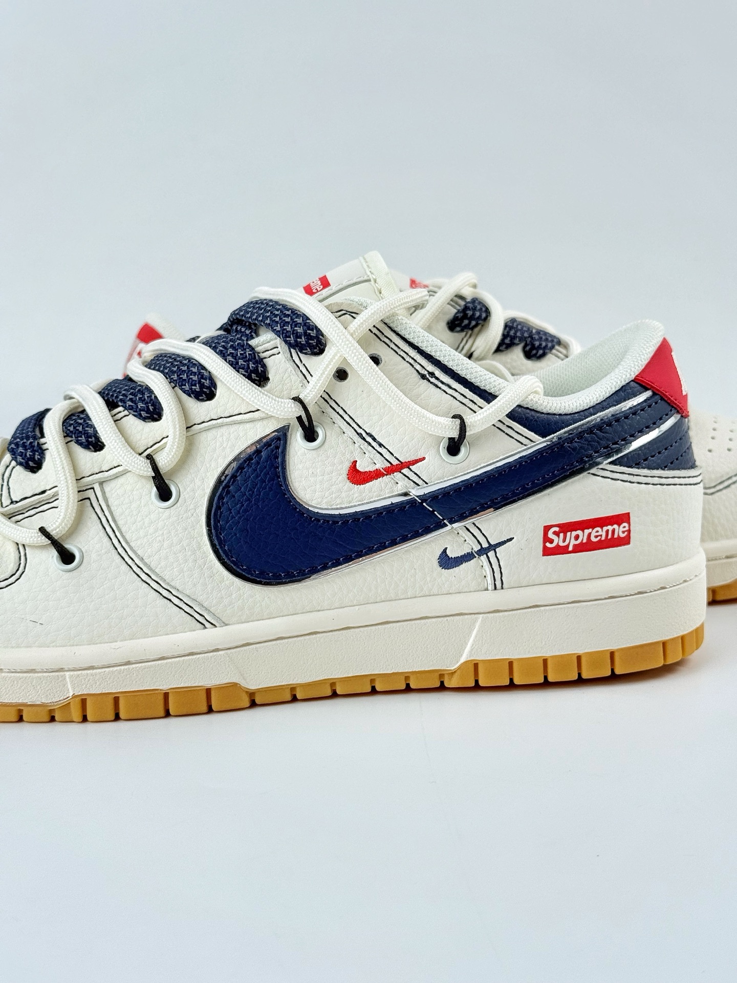 300 Nike SB Dunk Low x Supreme 白蓝三小勾满天星 DM6868-081