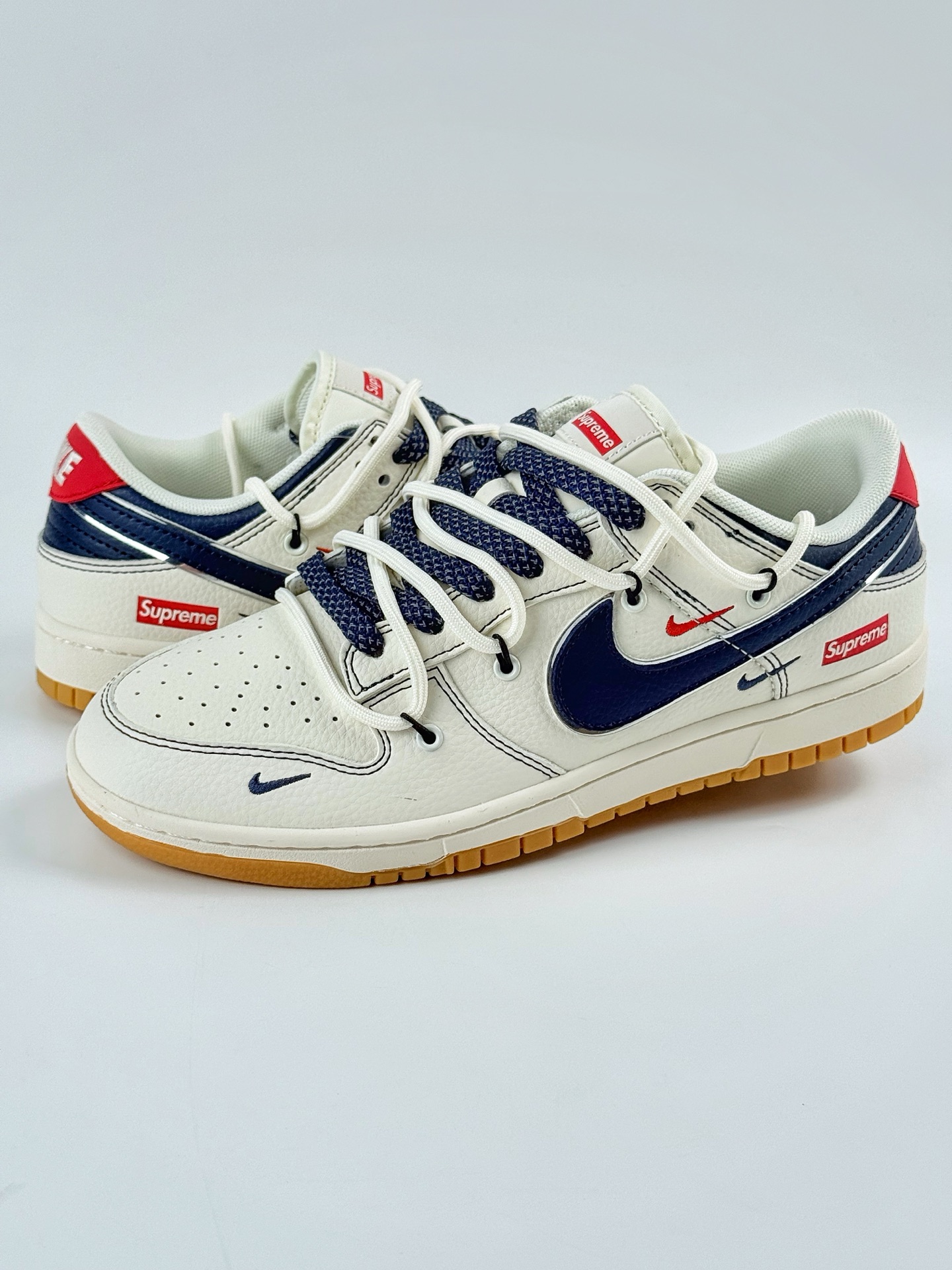 300 Nike SB Dunk Low x Supreme 白蓝三小勾满天星 DM6868-081