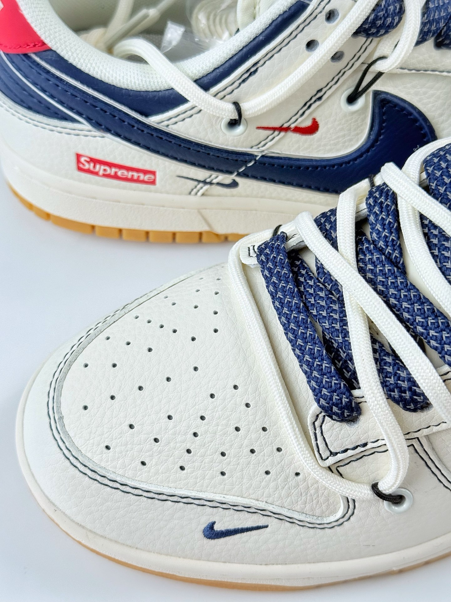 300 Nike SB Dunk Low x Supreme 白蓝三小勾满天星 DM6868-081