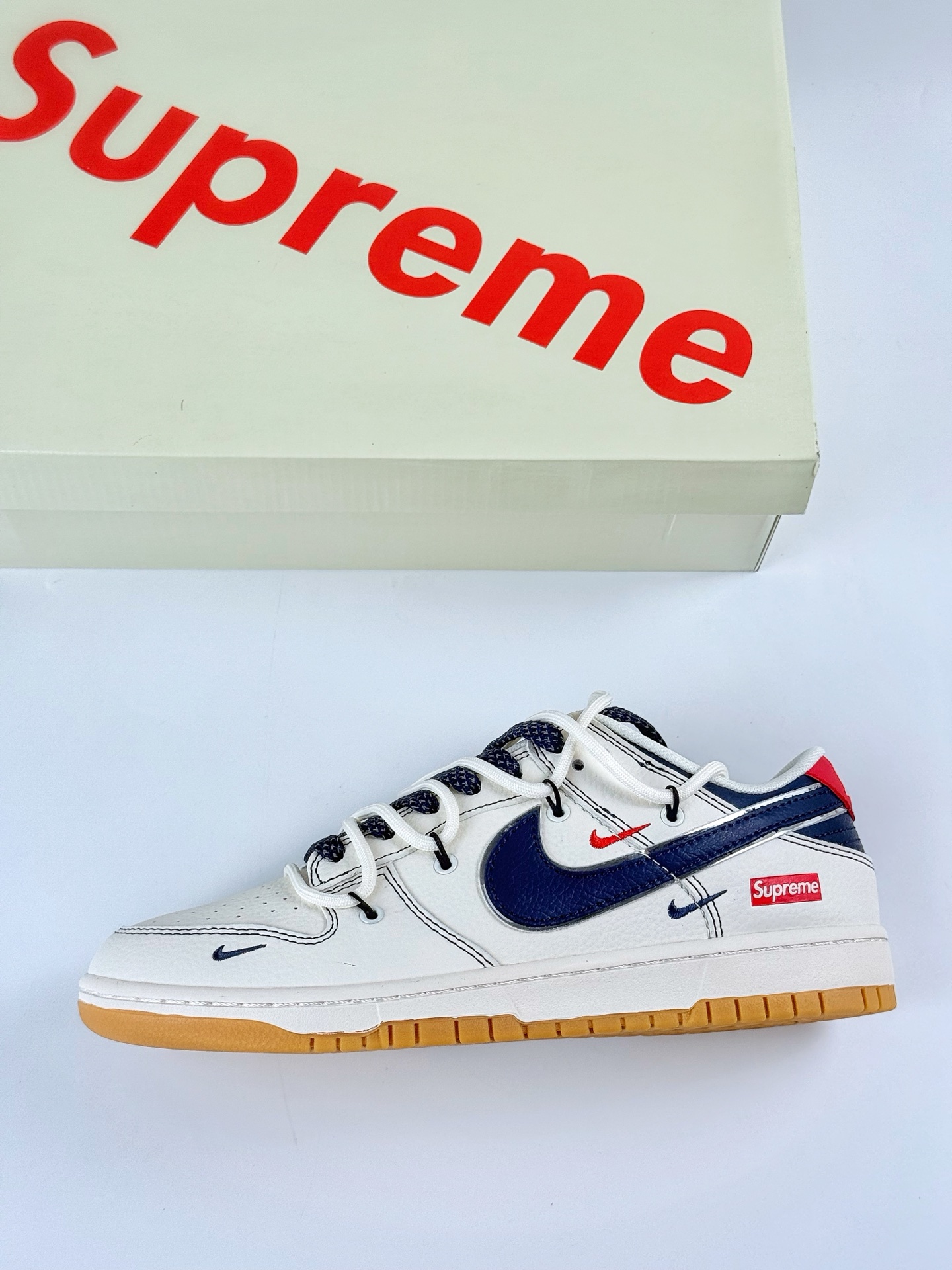 300 Nike SB Dunk Low x Supreme 白蓝三小勾满天星 DM6868-081