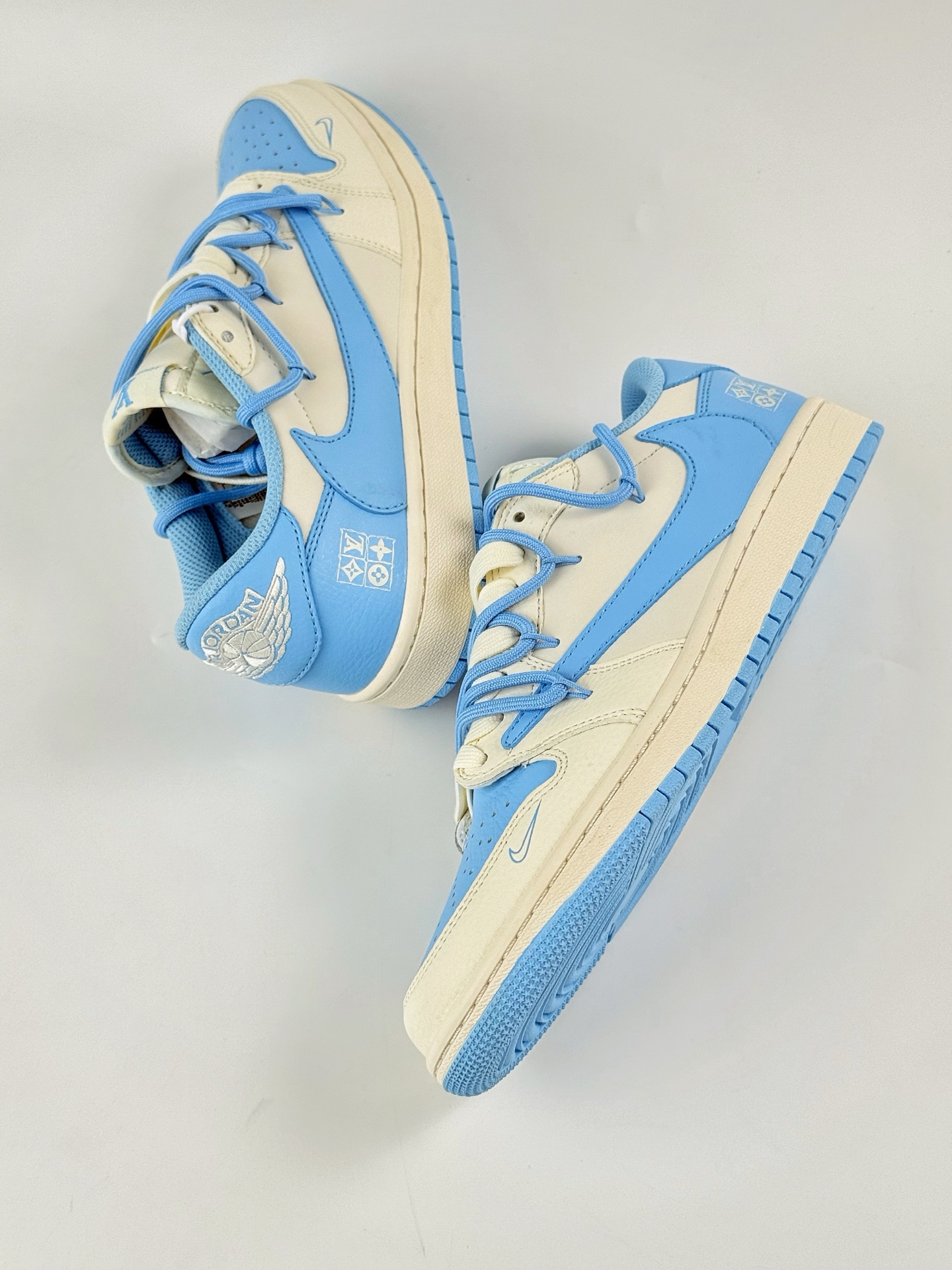 300 Travis Scott x Nike Air Jordan 1 Low x Louis Vuitton Air Jordan 1 Low 反转白蓝小勾倒钩 DM6868-107
