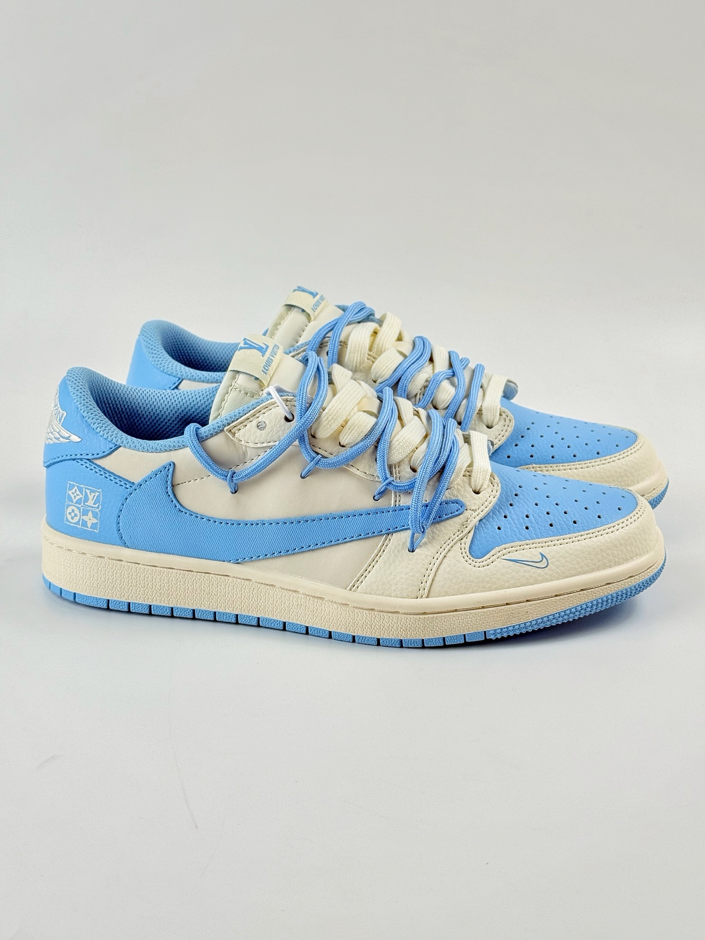 300 Travis Scott x Nike Air Jordan 1 Low x Louis Vuitton Air Jordan 1 Low 反转白蓝小勾倒钩 DM6868-107