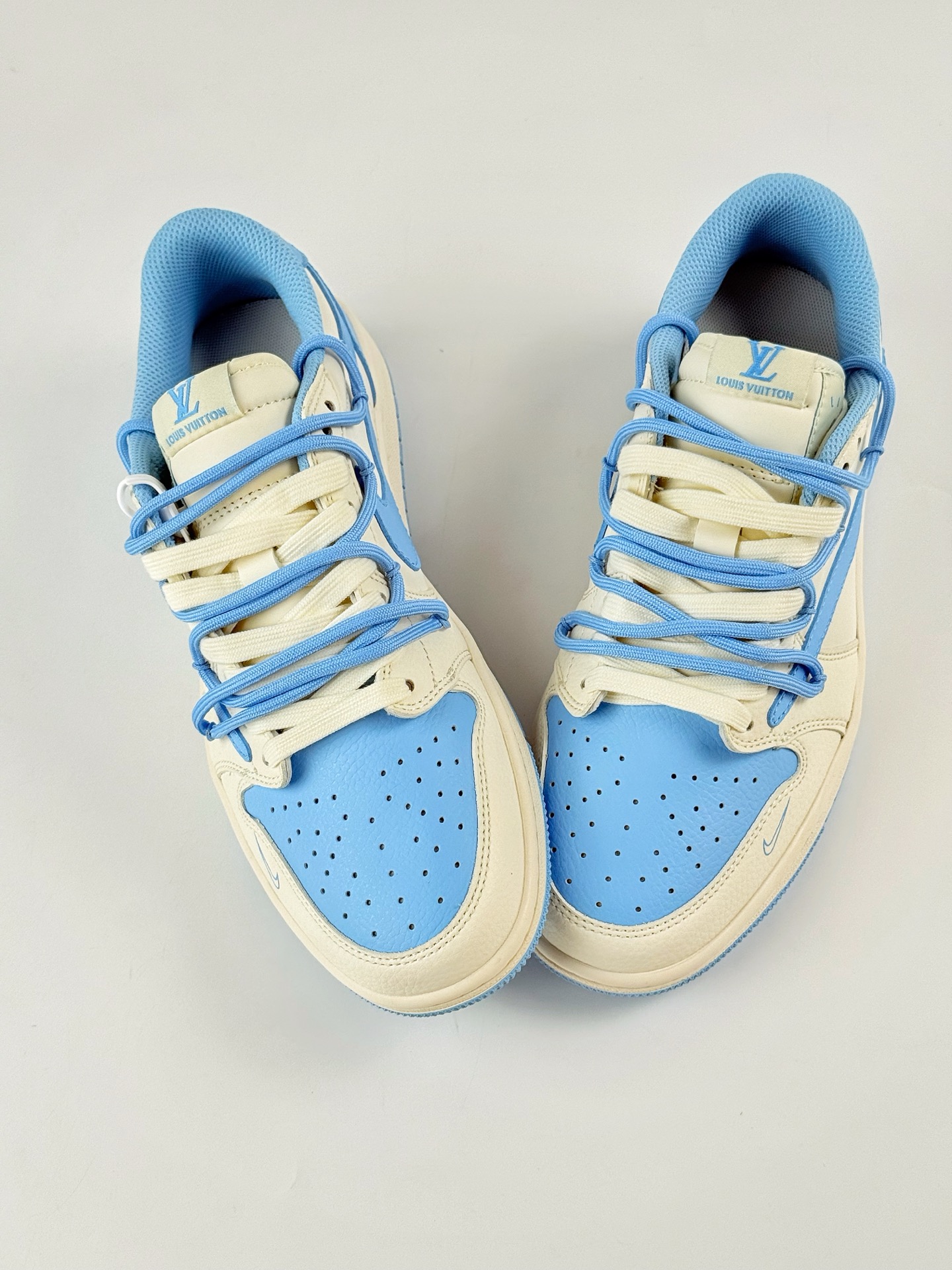 300 Travis Scott x Nike Air Jordan 1 Low x Louis Vuitton Air Jordan 1 Low 反转白蓝小勾倒钩 DM6868-107