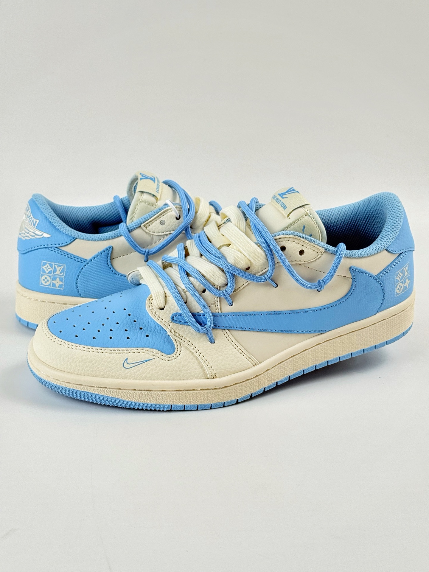 300 Travis Scott x Nike Air Jordan 1 Low x Louis Vuitton Air Jordan 1 Low 反转白蓝小勾倒钩 DM6868-107