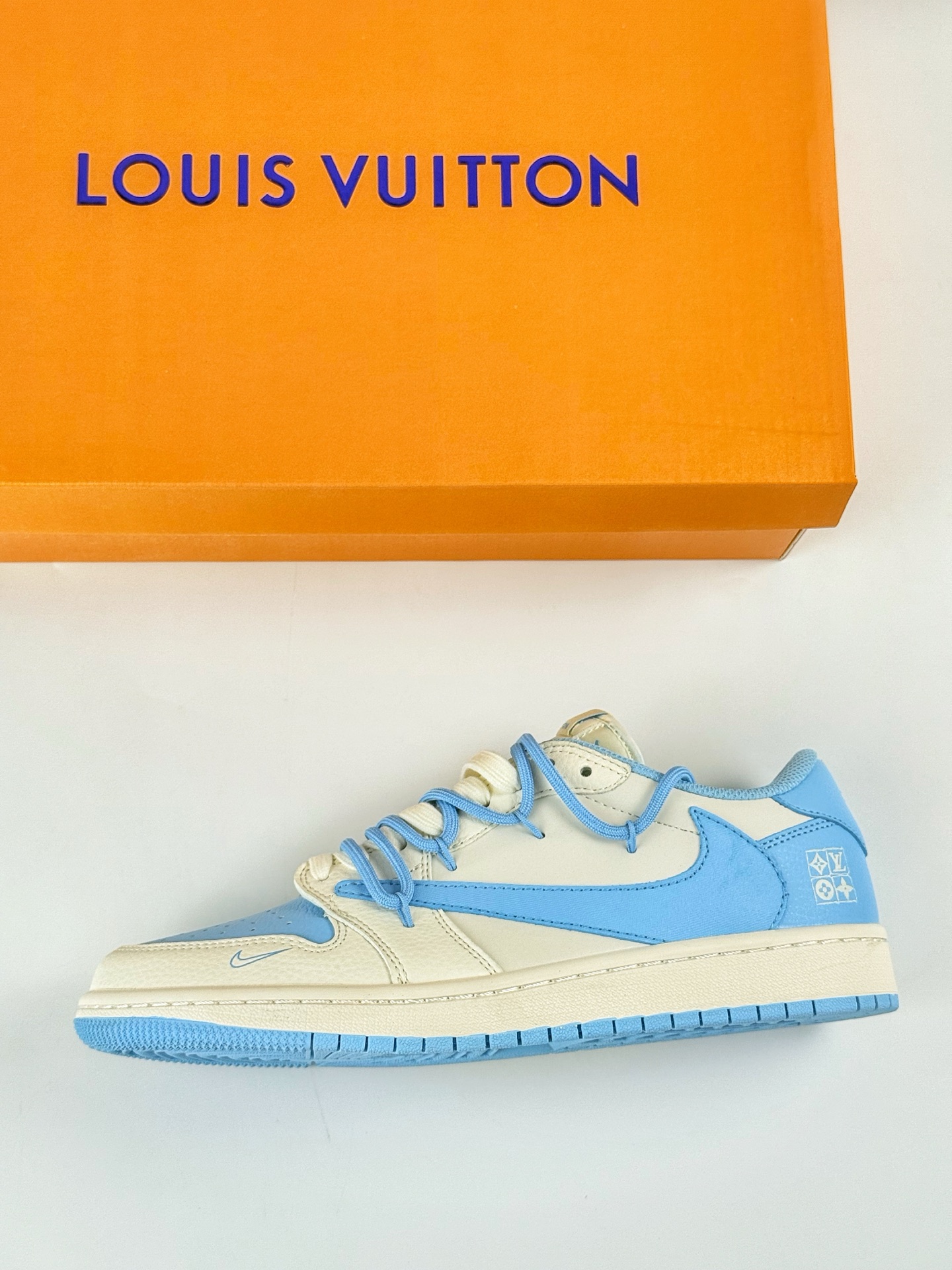 300 Travis Scott x Nike Air Jordan 1 Low x Louis Vuitton Air Jordan 1 Low 反转白蓝小勾倒钩 DM6868-107
