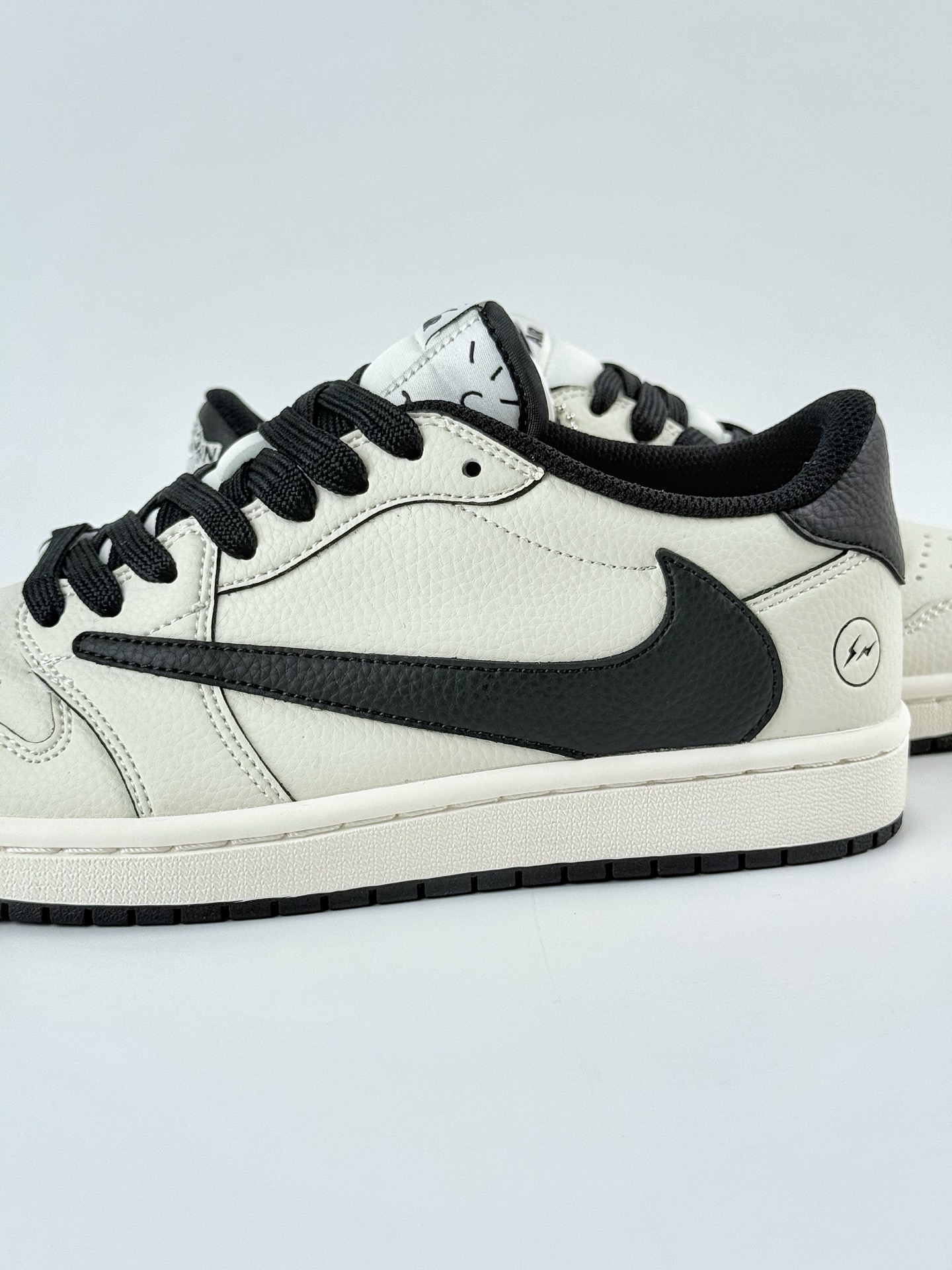 280 Travis Scott x Nike Air Jordan 1 Low Air Jordan 1 Low 反转白黑闪电倒钩 LK1099-061