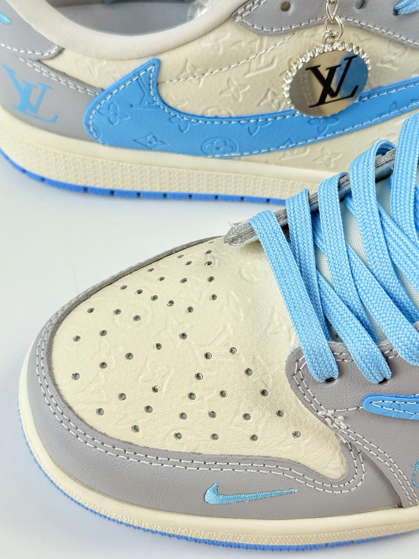 280 Travis Scott x Nike Air Jordan 1 Low x Louis Vuitton Air Jordan 1 Low 反转灰蓝小勾倒钩 XS2024-059