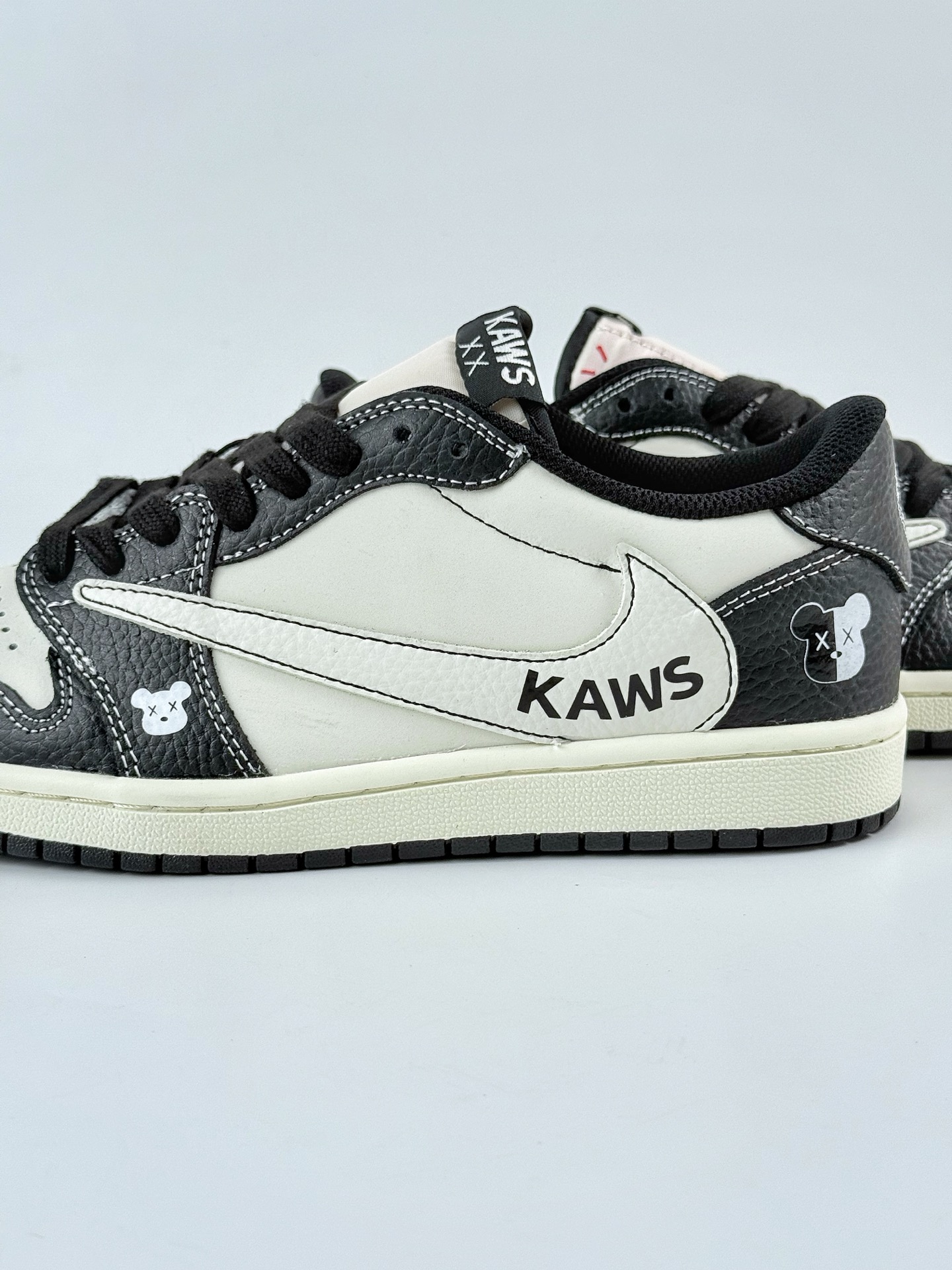 Travis Scott x Nike Air Jordan 1 Low x KAWS Air Jordan 1 Low 反转黑白小勾倒钩 XZ5749-004