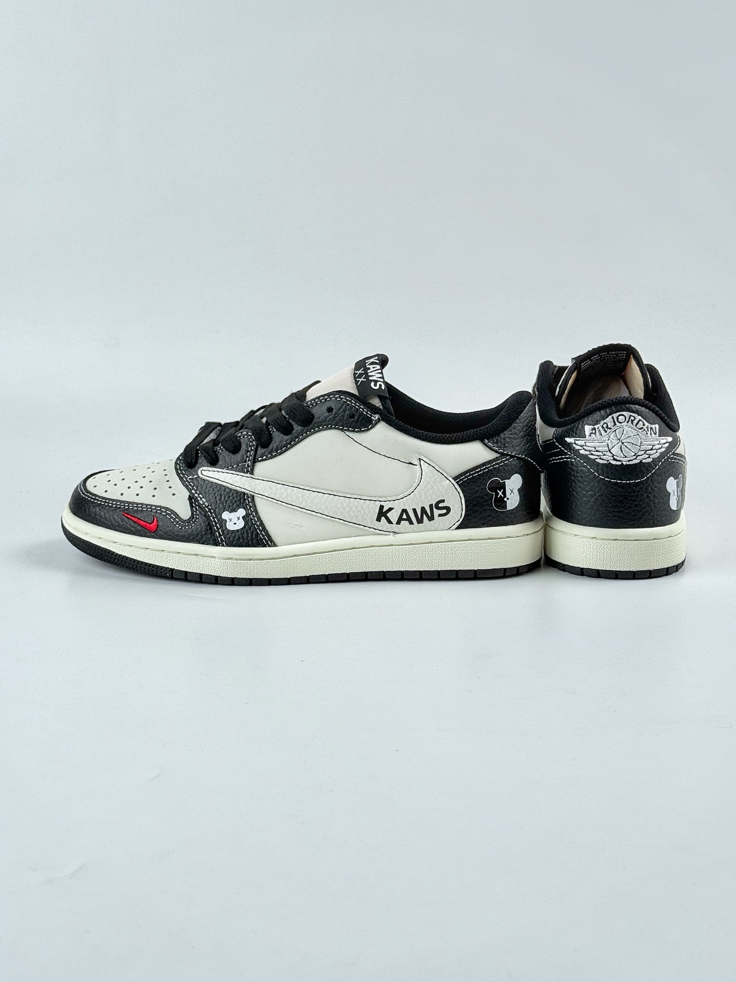 Travis Scott x Nike Air Jordan 1 Low x KAWS Air Jordan 1 Low 反转黑白小勾倒钩 XZ5749-004