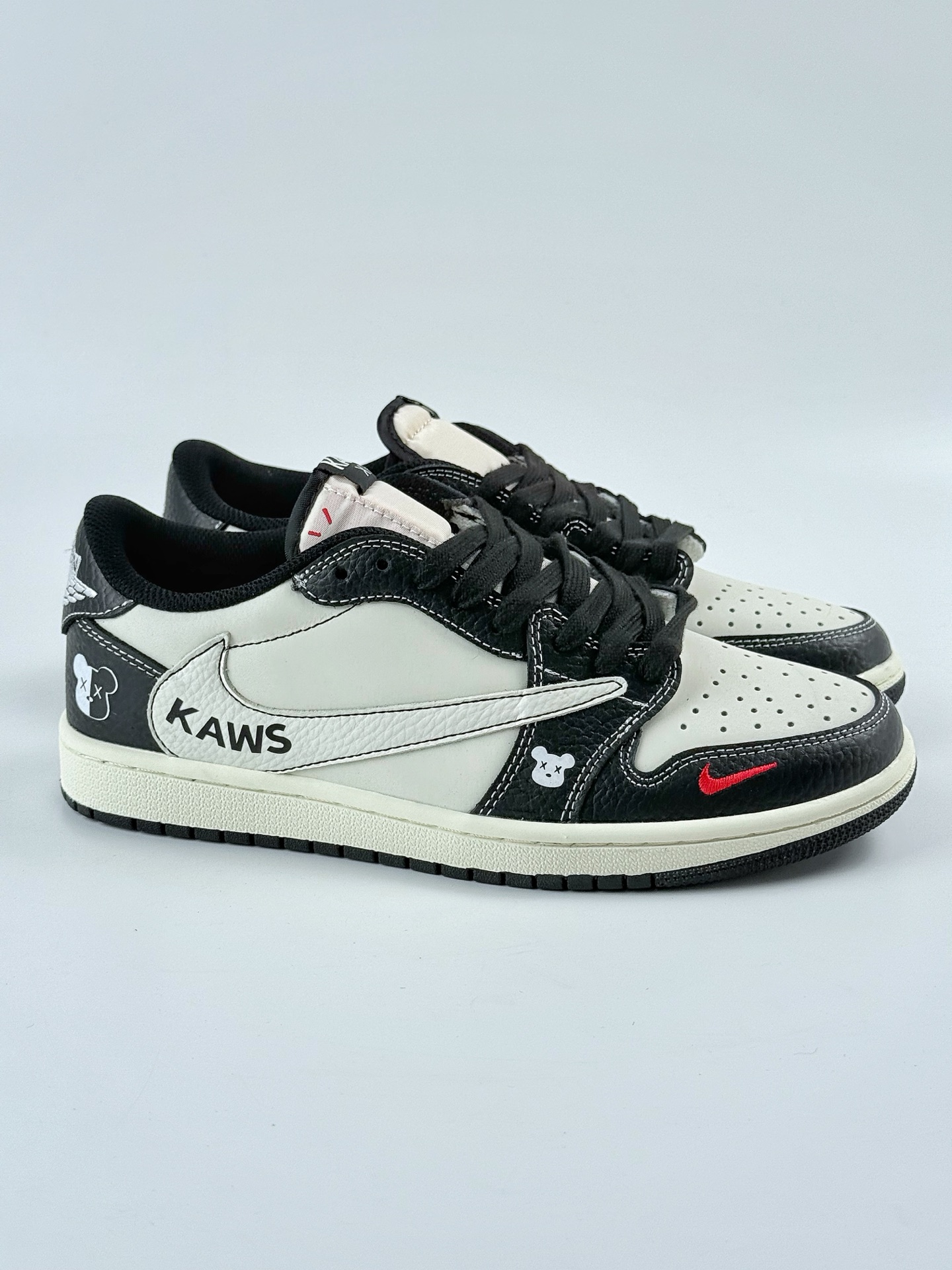 Travis Scott x Nike Air Jordan 1 Low x KAWS Air Jordan 1 Low 反转黑白小勾倒钩 XZ5749-004