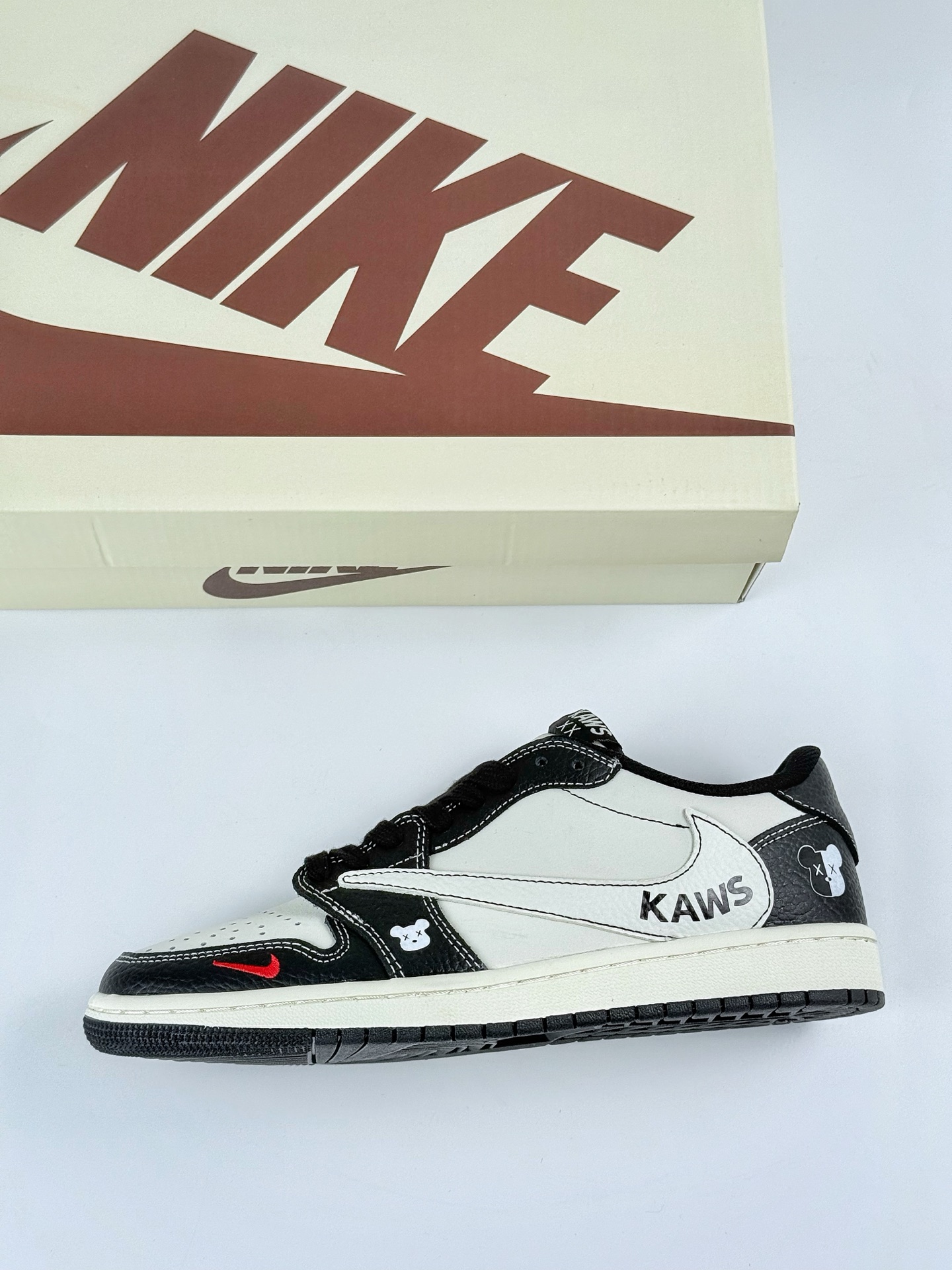 Travis Scott x Nike Air Jordan 1 Low x KAWS Air Jordan 1 Low 反转黑白小勾倒钩 XZ5749-004