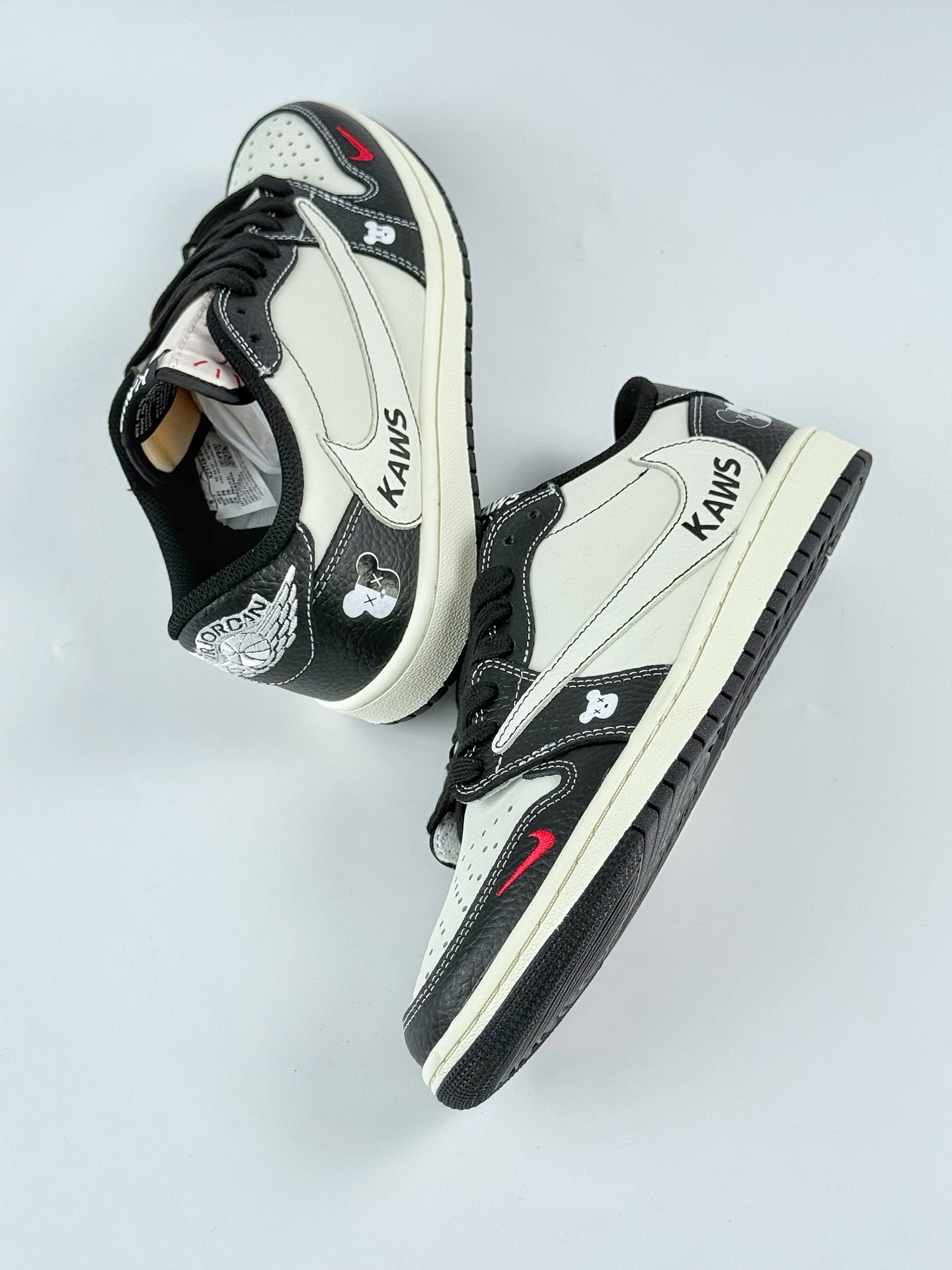 Travis Scott x Nike Air Jordan 1 Low x KAWS Air Jordan 1 Low 反转黑白小勾倒钩 XZ5749-004