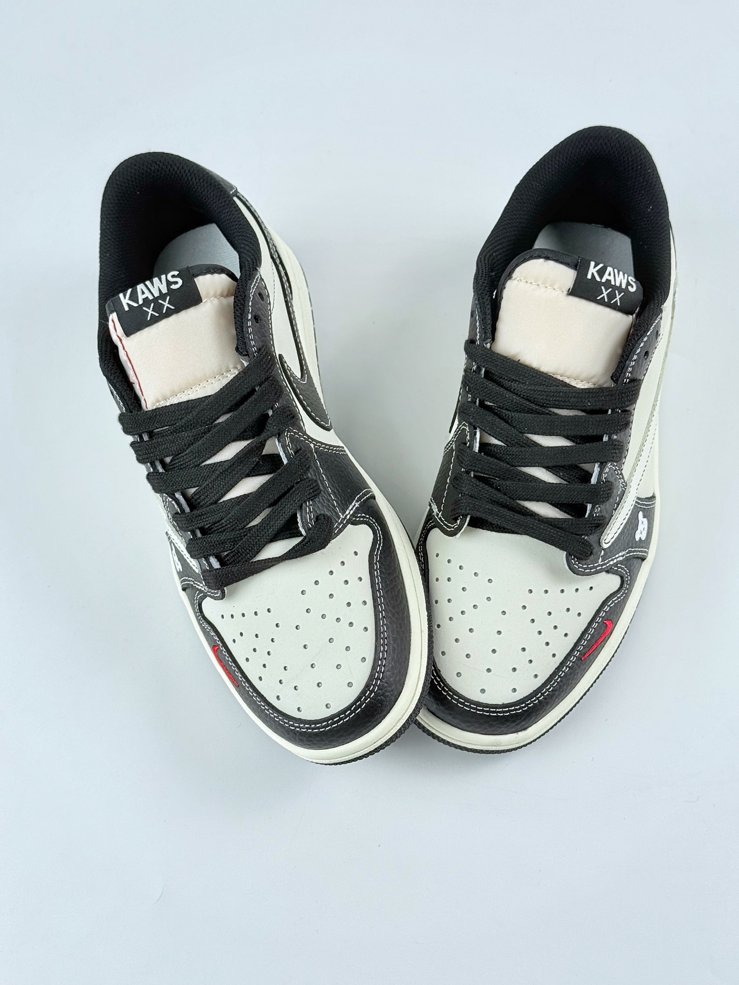 Travis Scott x Nike Air Jordan 1 Low x KAWS Air Jordan 1 Low 反转黑白小勾倒钩 XZ5749-004