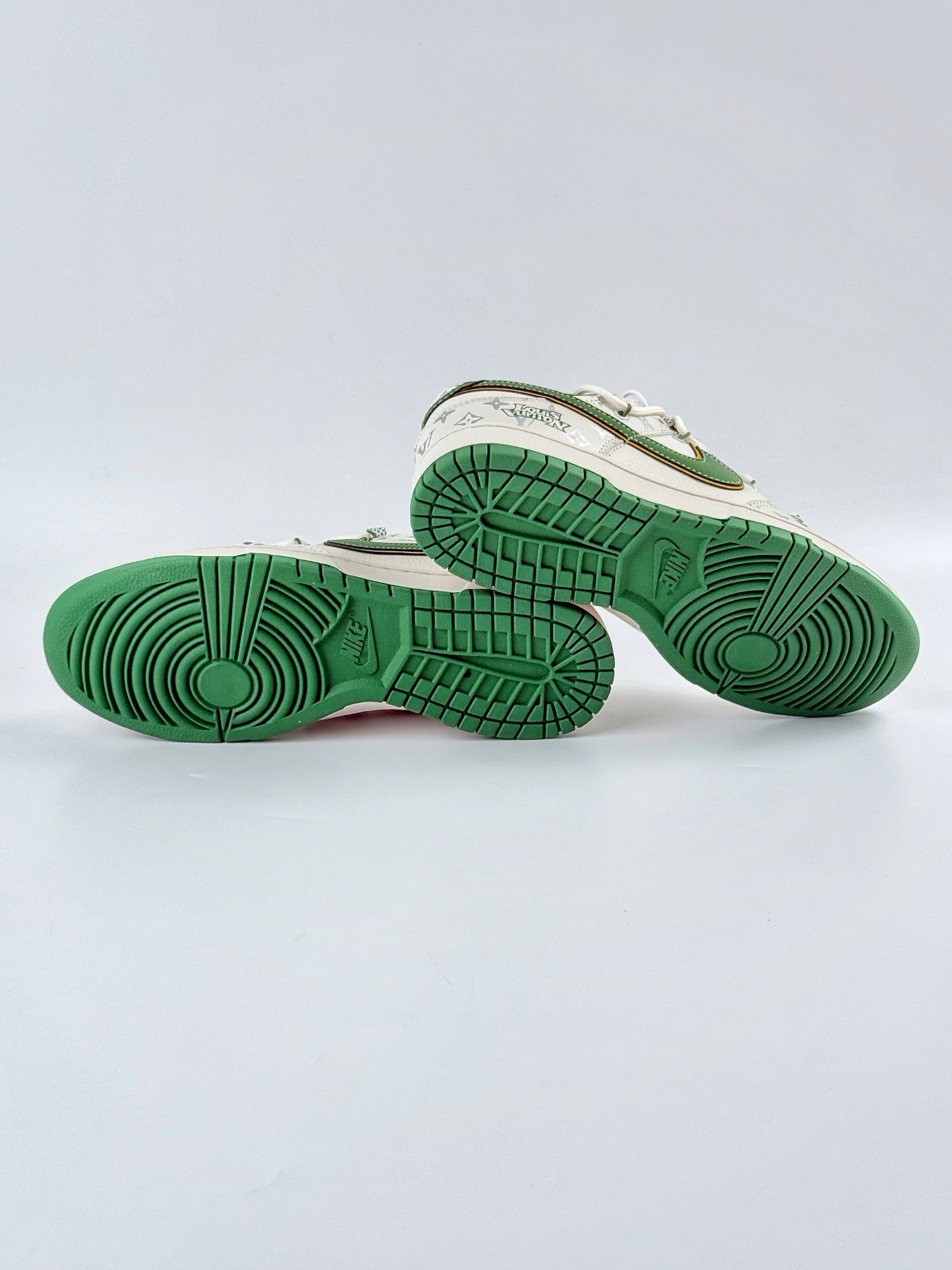300 Nike SB Dunk Low x Louis Vuitton 白绿满天星 DM6868-103