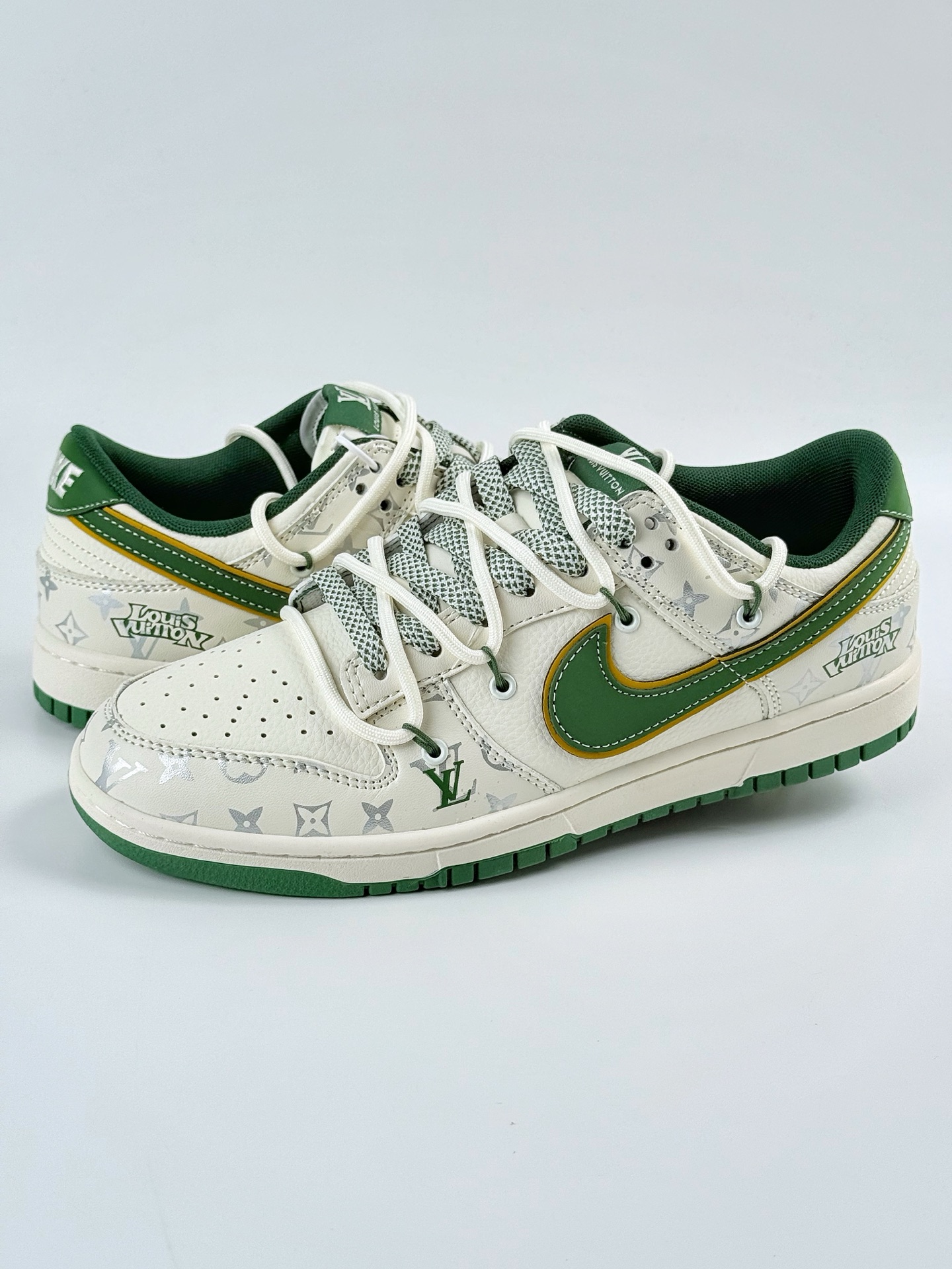 300 Nike SB Dunk Low x Louis Vuitton 白绿满天星 DM6868-103