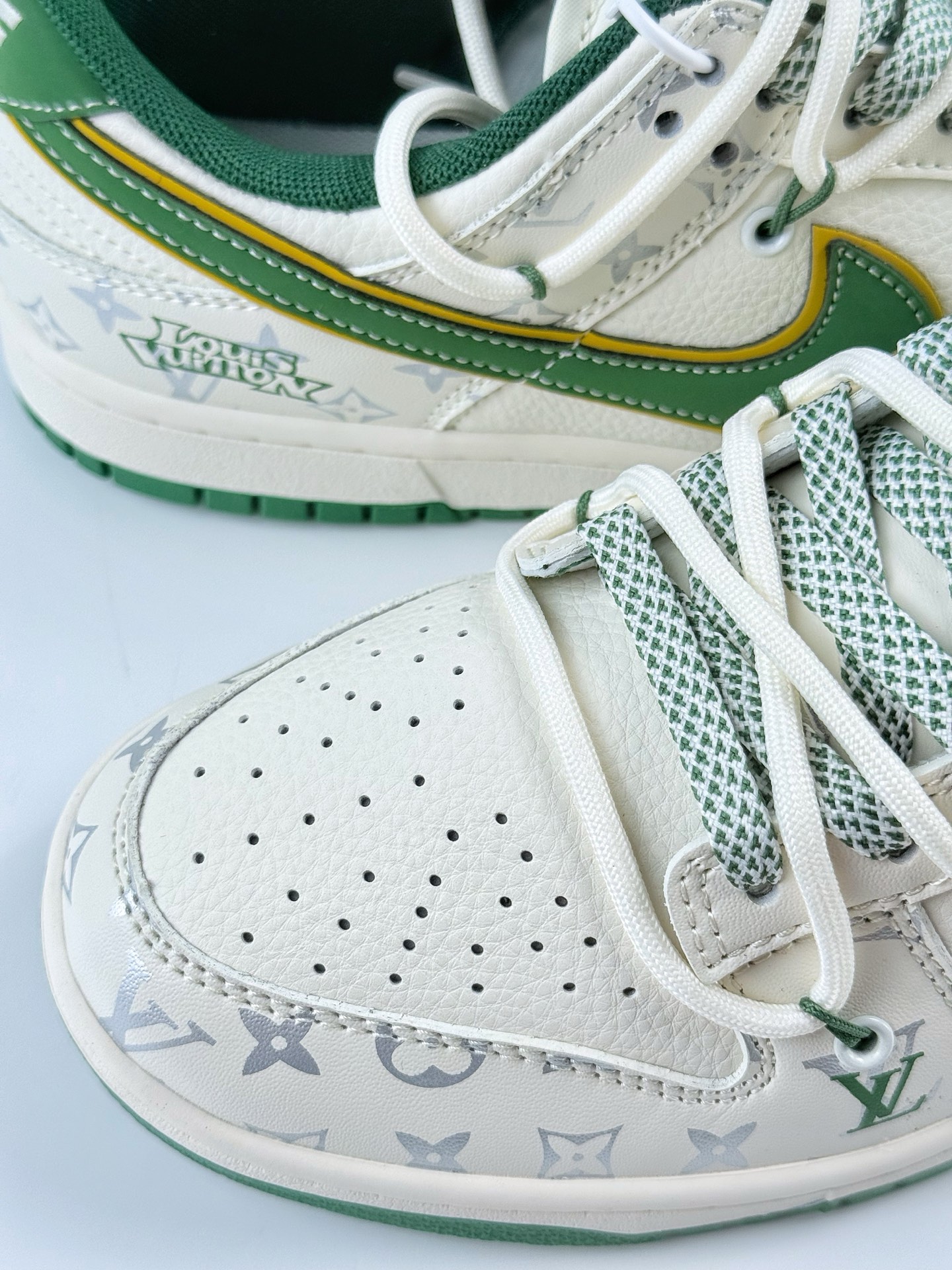 300 Nike SB Dunk Low x Louis Vuitton 白绿满天星 DM6868-103