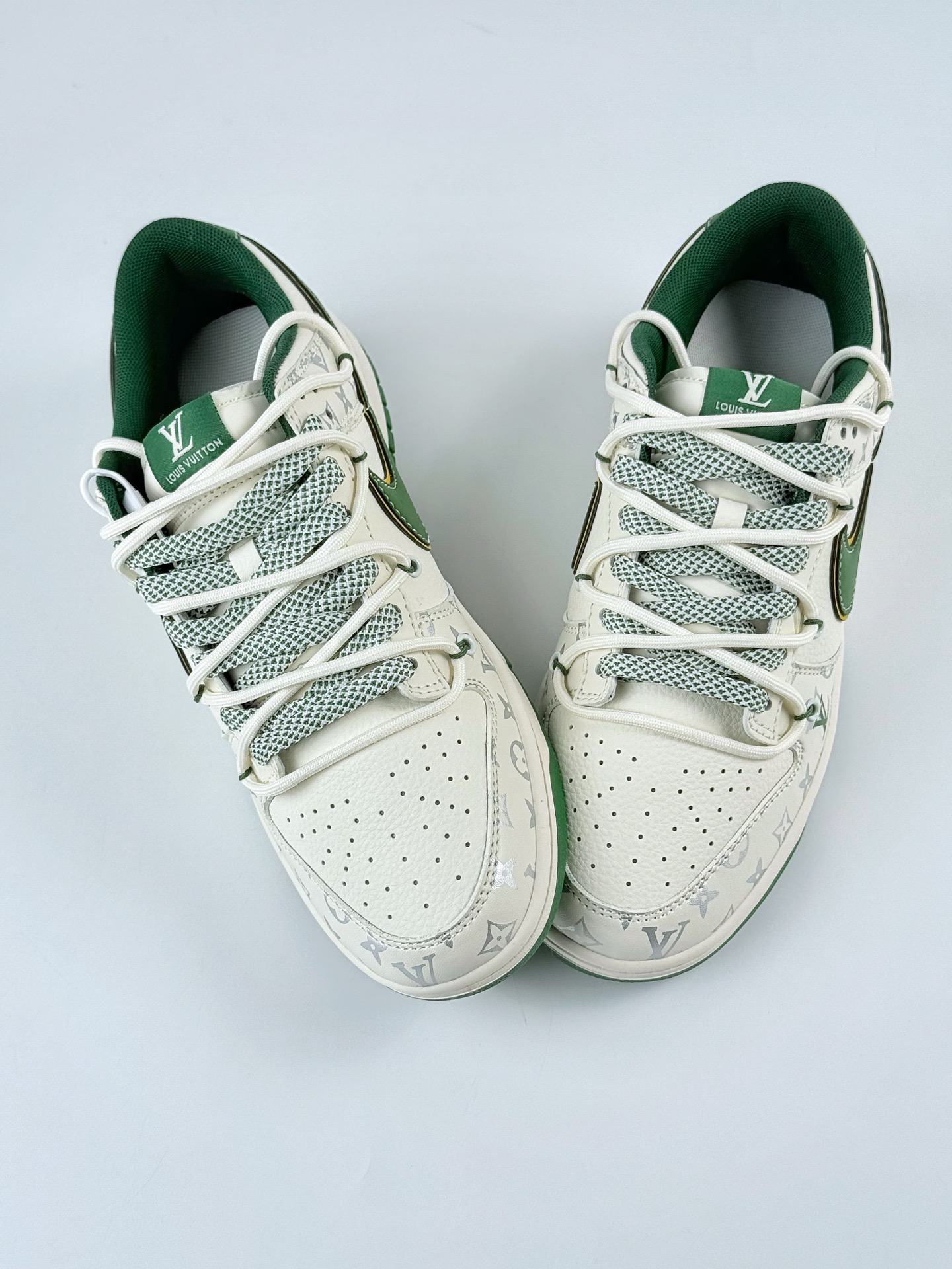 300 Nike SB Dunk Low x Louis Vuitton 白绿满天星 DM6868-103