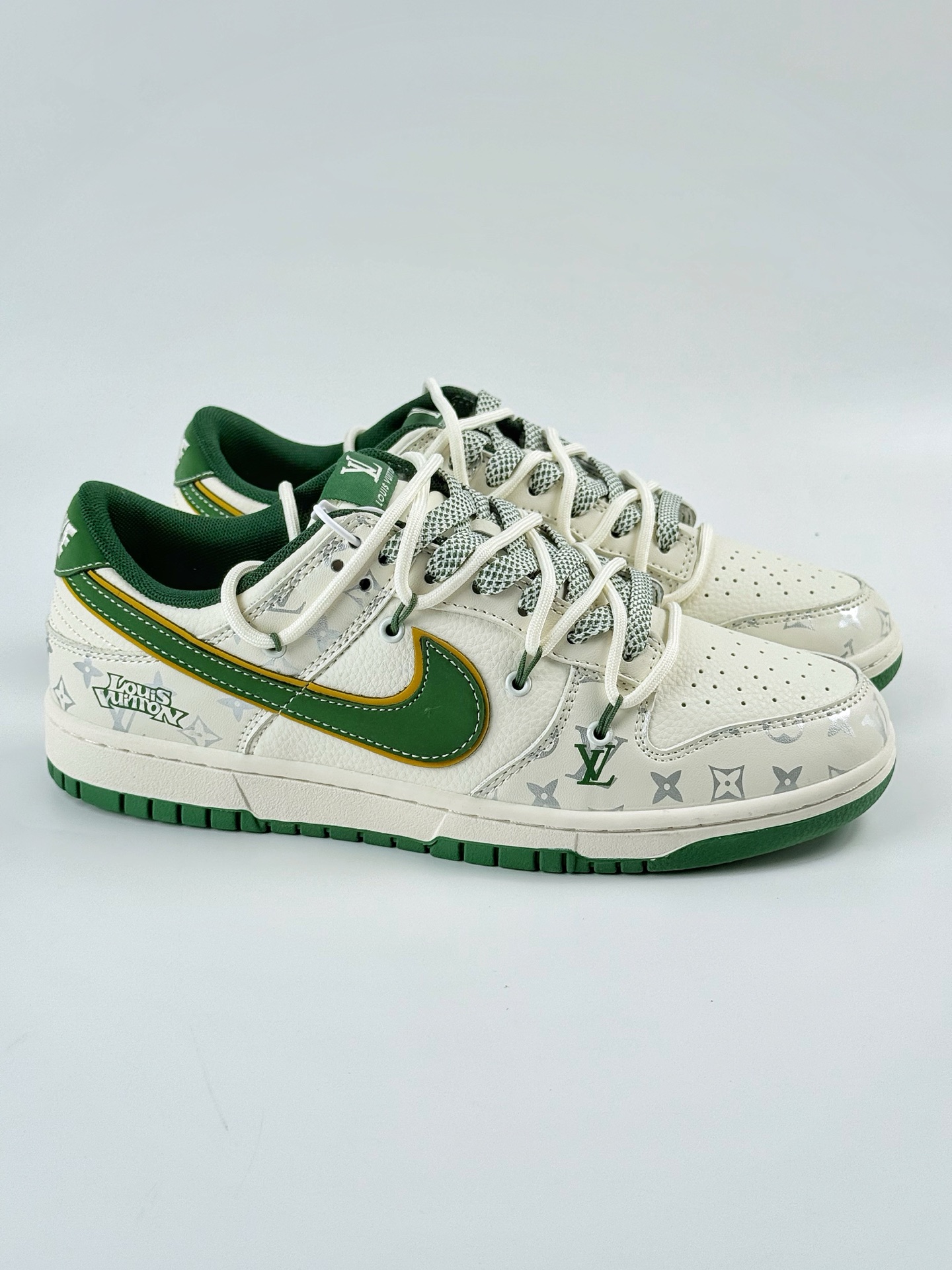300 Nike SB Dunk Low x Louis Vuitton 白绿满天星 DM6868-103