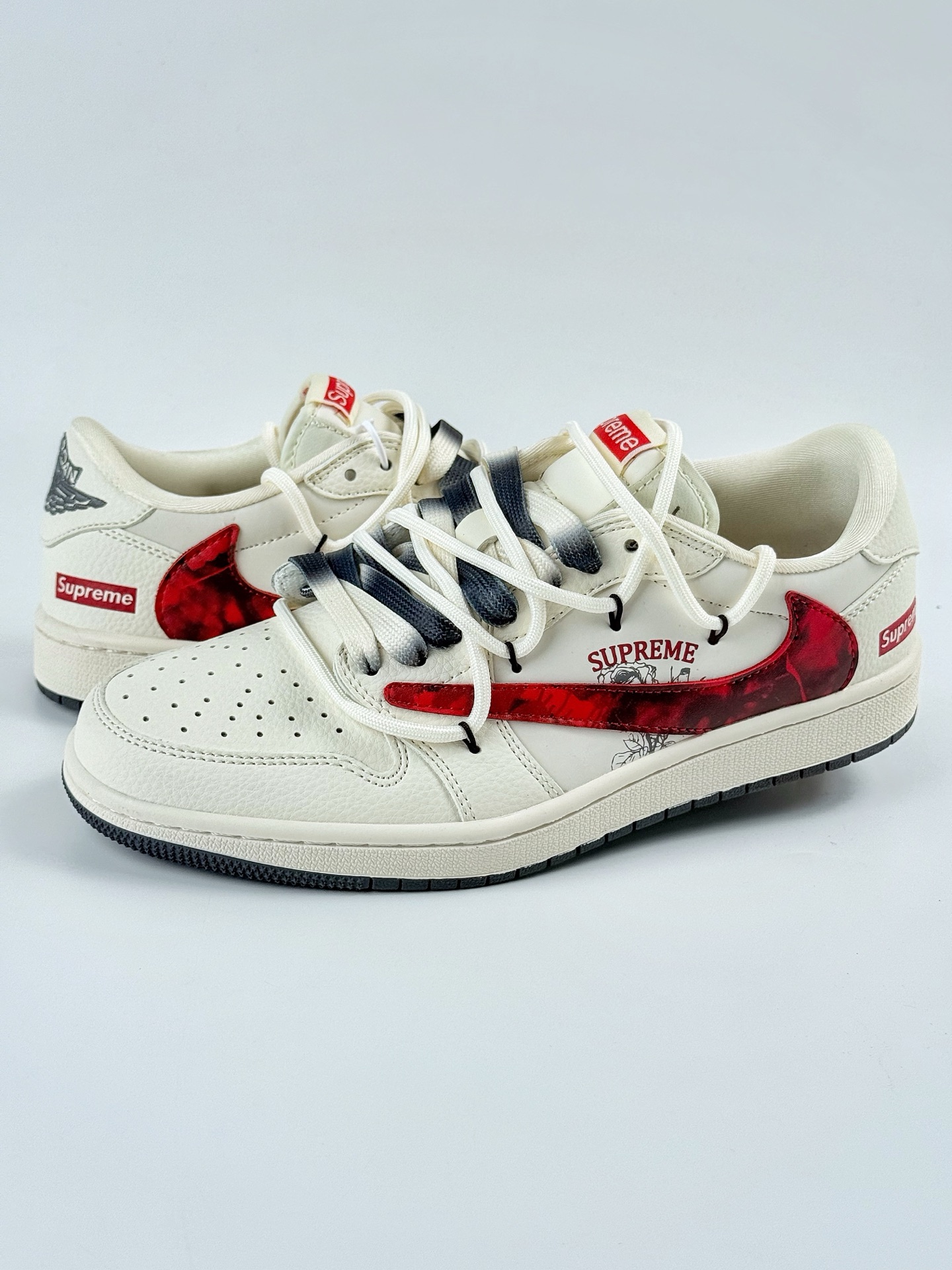 300 Travis Scott x Nike Air Jordan 1 Low x Supreme Air Jordan 1 Low 反转白红倒钩 DM6868-109 Size：36 36.5 37.5 38 38.5 39 40 40.5 41 42 42.5 43 44 44.5 45