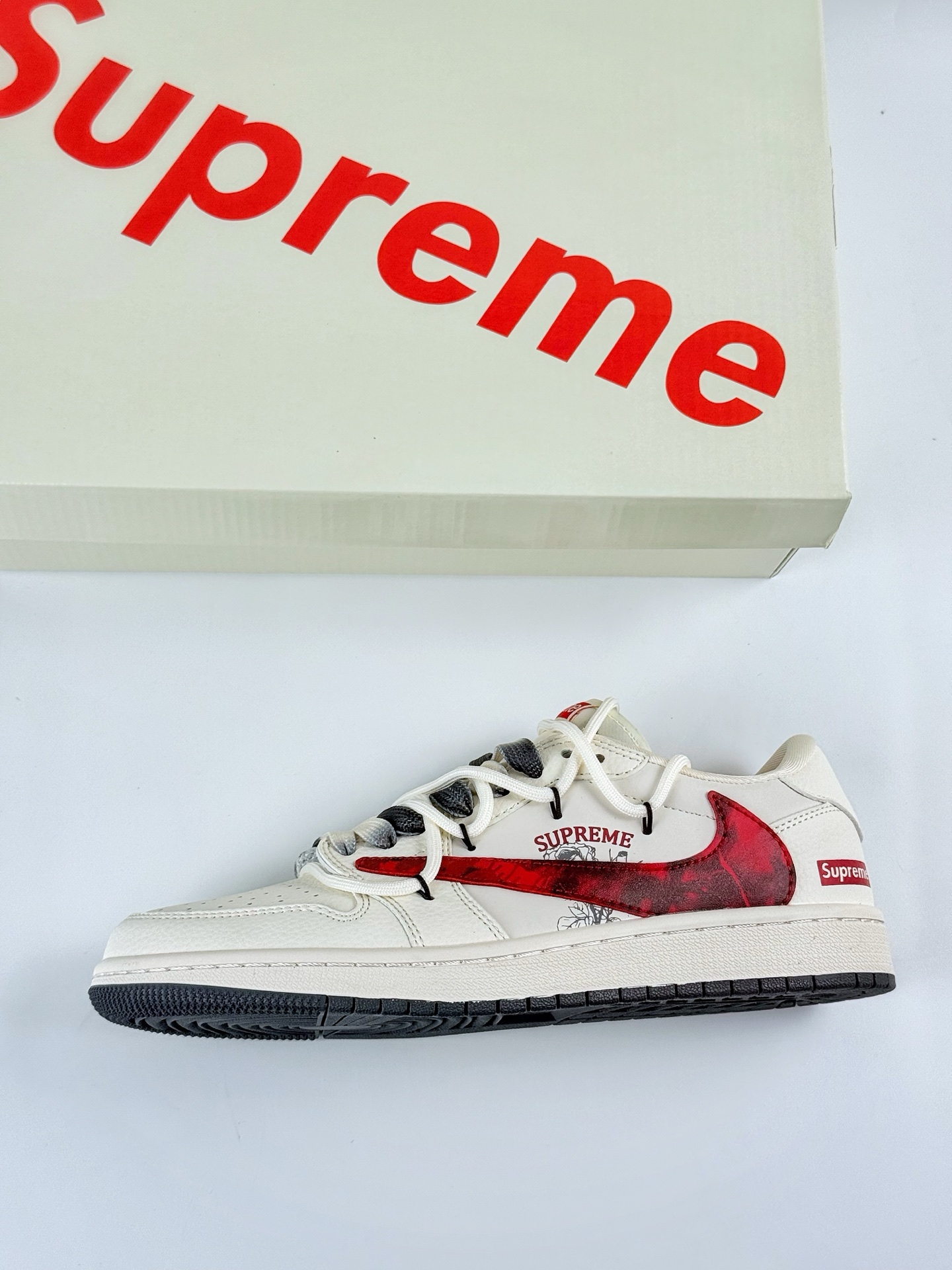 300 Travis Scott x Nike Air Jordan 1 Low x Supreme Air Jordan 1 Low 反转白红倒钩 DM6868-109 Size：36 36.5 37.5 38 38.5 39 40 40.5 41 42 42.5 43 44 44.5 45