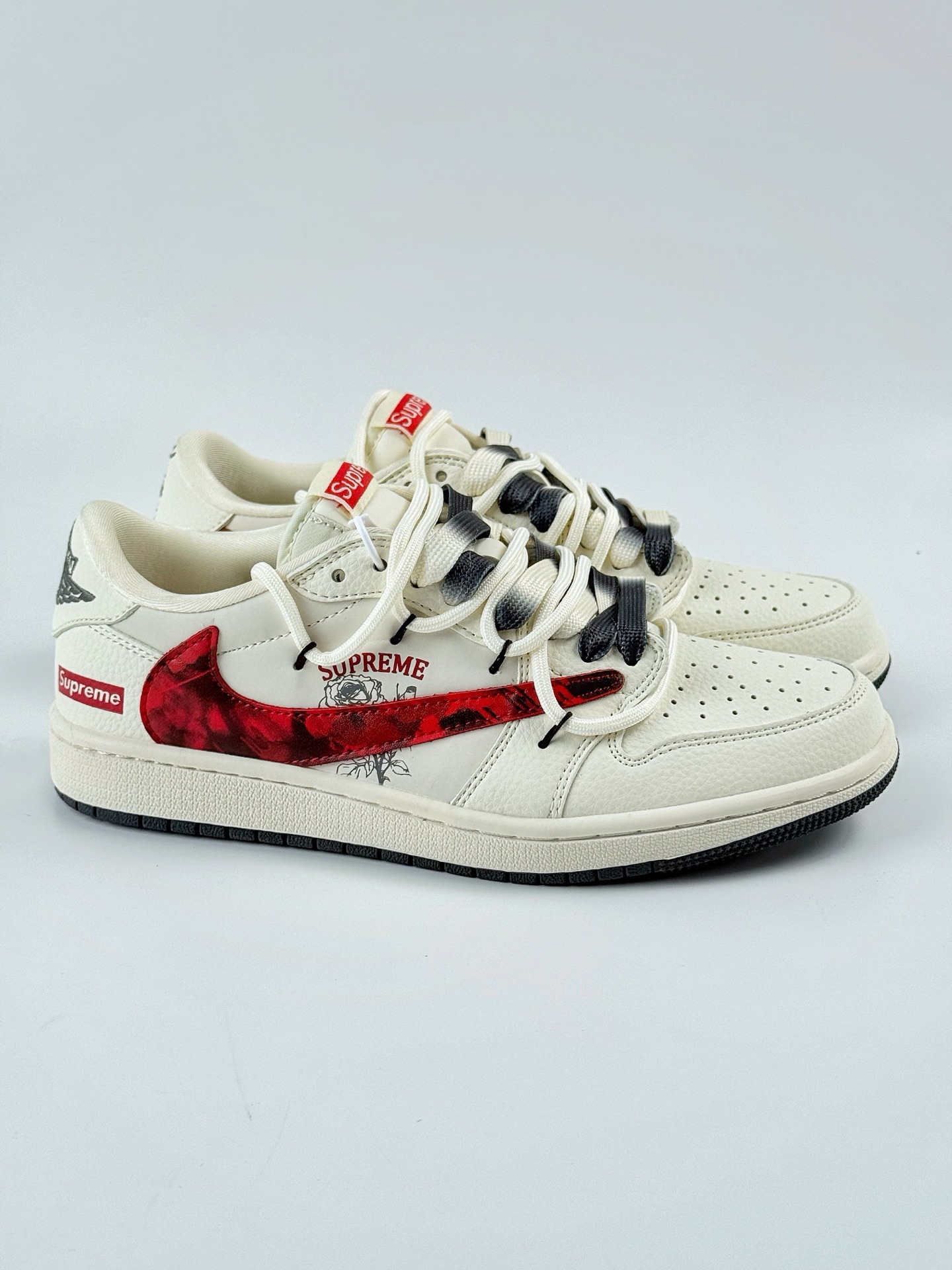 300 Travis Scott x Nike Air Jordan 1 Low x Supreme Air Jordan 1 Low 反转白红倒钩 DM6868-109 Size：36 36.5 37.5 38 38.5 39 40 40.5 41 42 42.5 43 44 44.5 45
