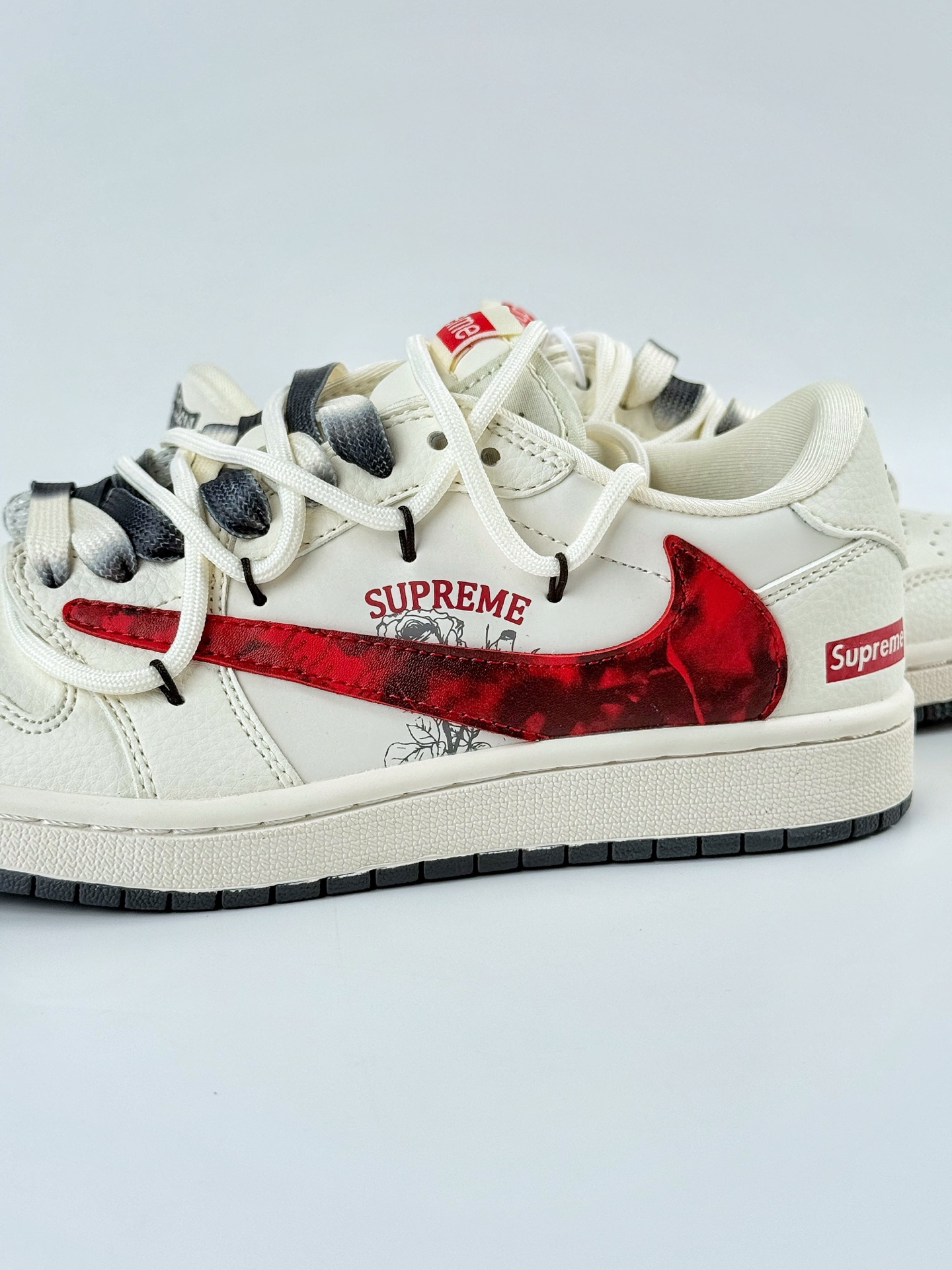 300 Travis Scott x Nike Air Jordan 1 Low x Supreme Air Jordan 1 Low 反转白红倒钩 DM6868-109 Size：36 36.5 37.5 38 38.5 39 40 40.5 41 42 42.5 43 44 44.5 45