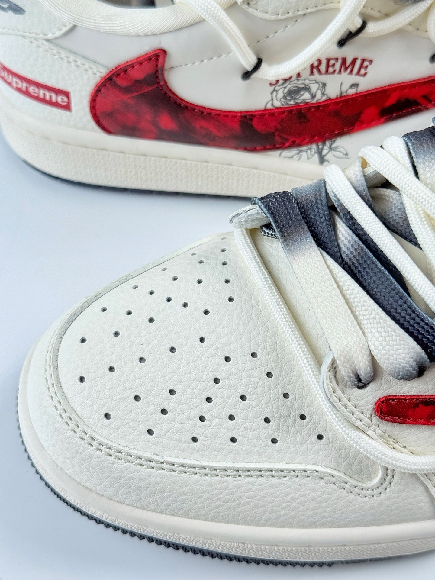 300 Travis Scott x Nike Air Jordan 1 Low x Supreme Air Jordan 1 Low 反转白红倒钩 DM6868-109 Size：36 36.5 37.5 38 38.5 39 40 40.5 41 42 42.5 43 44 44.5 45