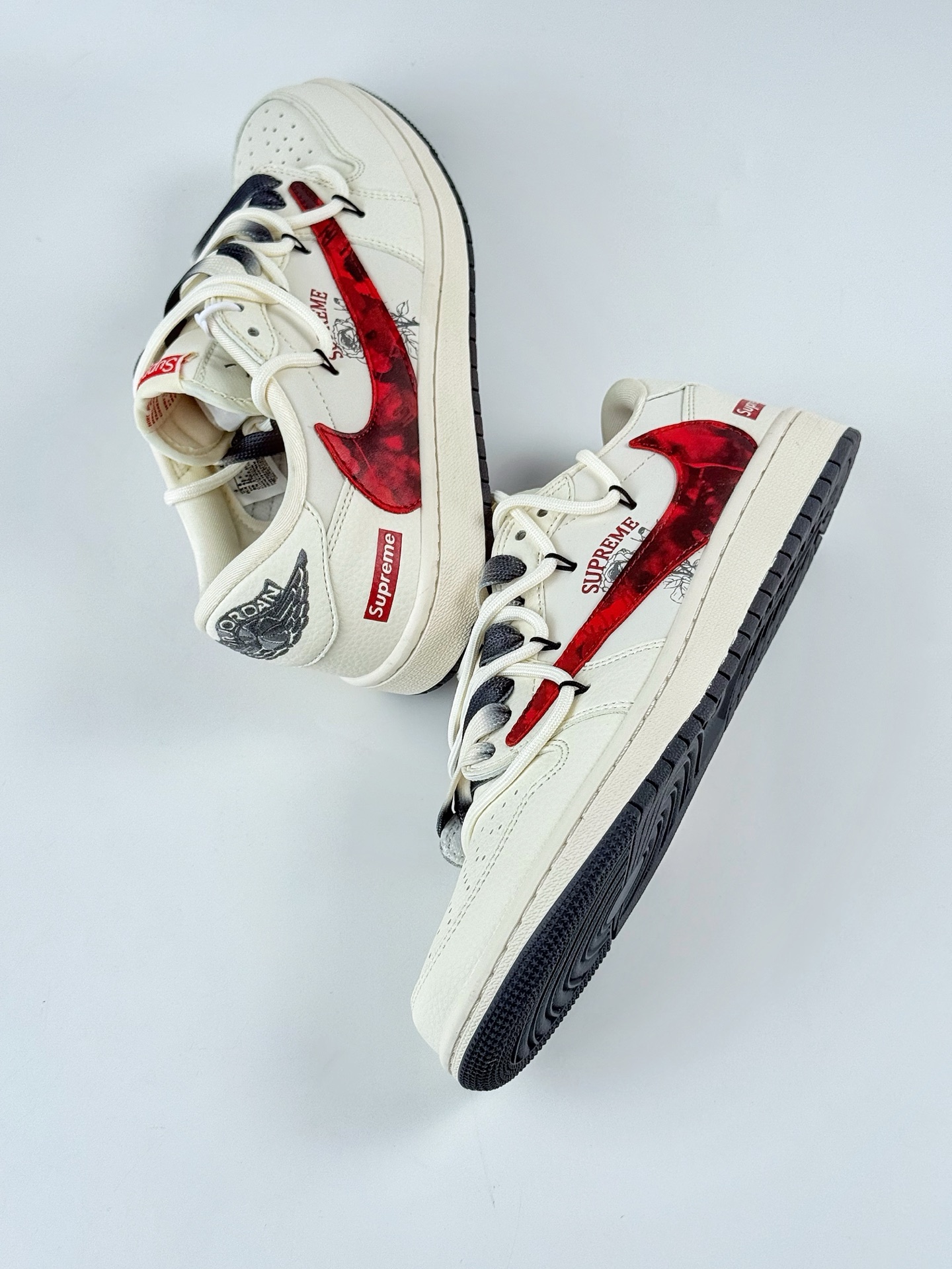 300 Travis Scott x Nike Air Jordan 1 Low x Supreme Air Jordan 1 Low 反转白红倒钩 DM6868-109 Size：36 36.5 37.5 38 38.5 39 40 40.5 41 42 42.5 43 44 44.5 45