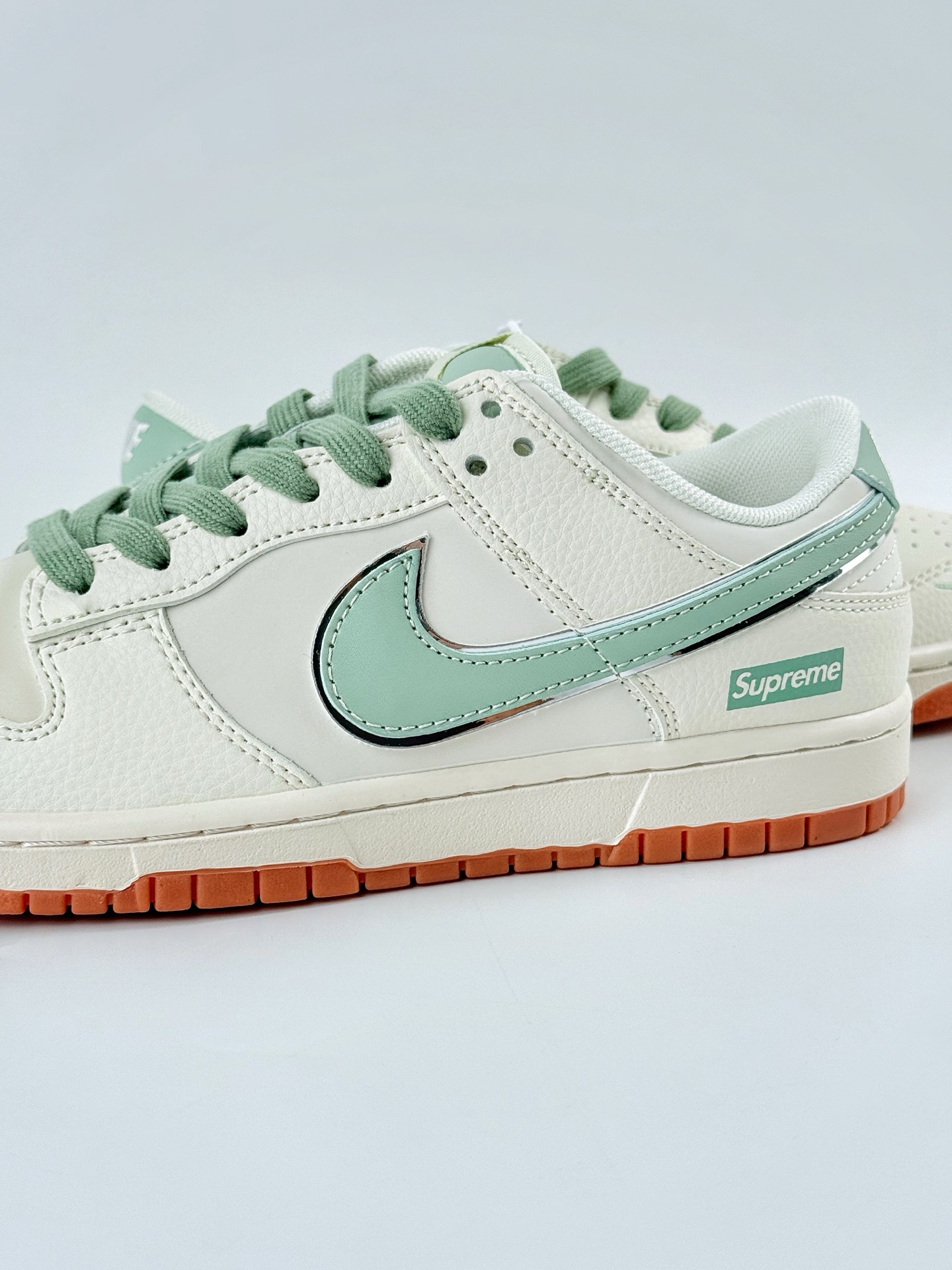 260 Nike SB Dunk Low x Supreme 白绿小勾 XF8698-089