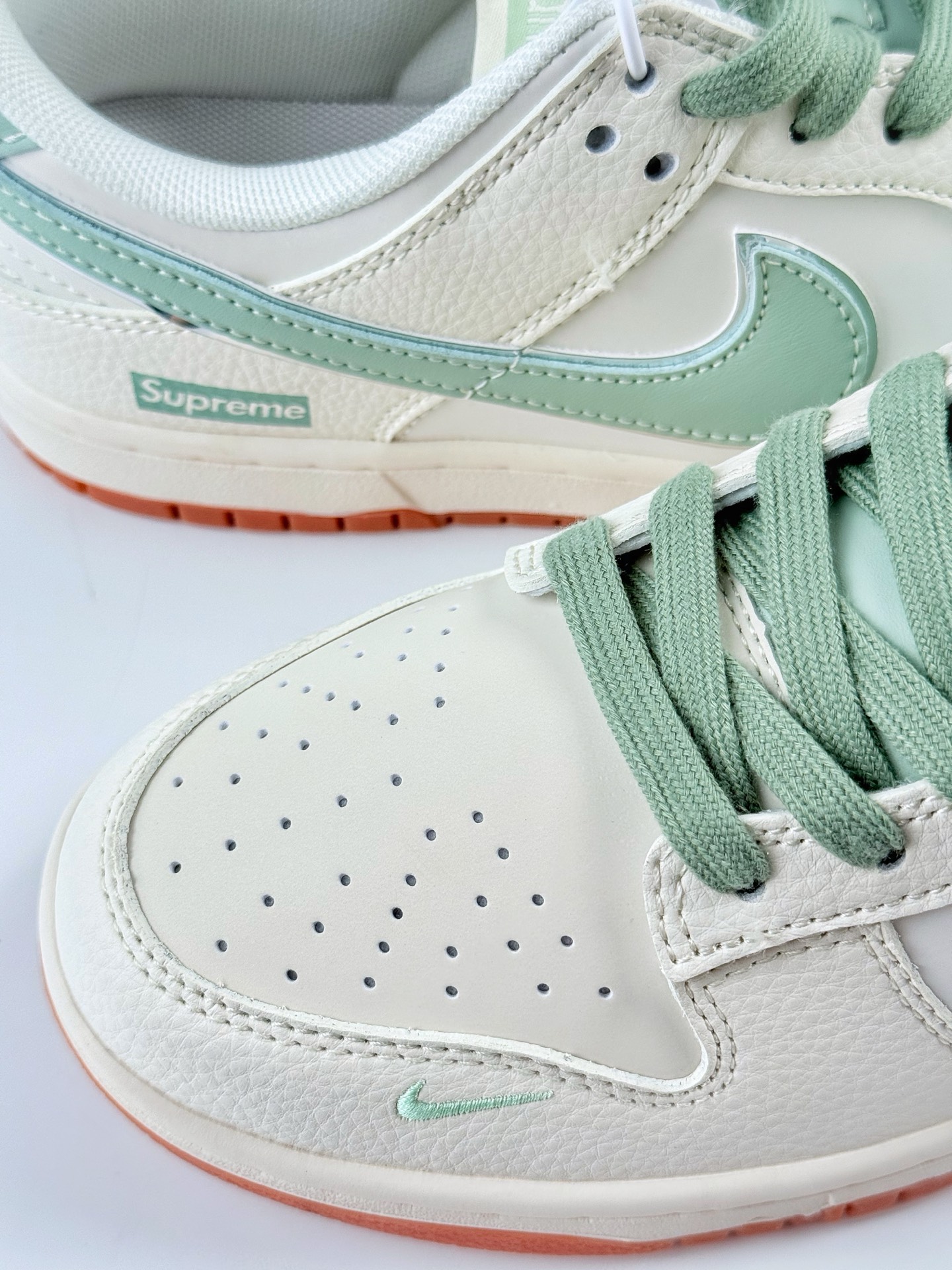 260 Nike SB Dunk Low x Supreme 白绿小勾 XF8698-089