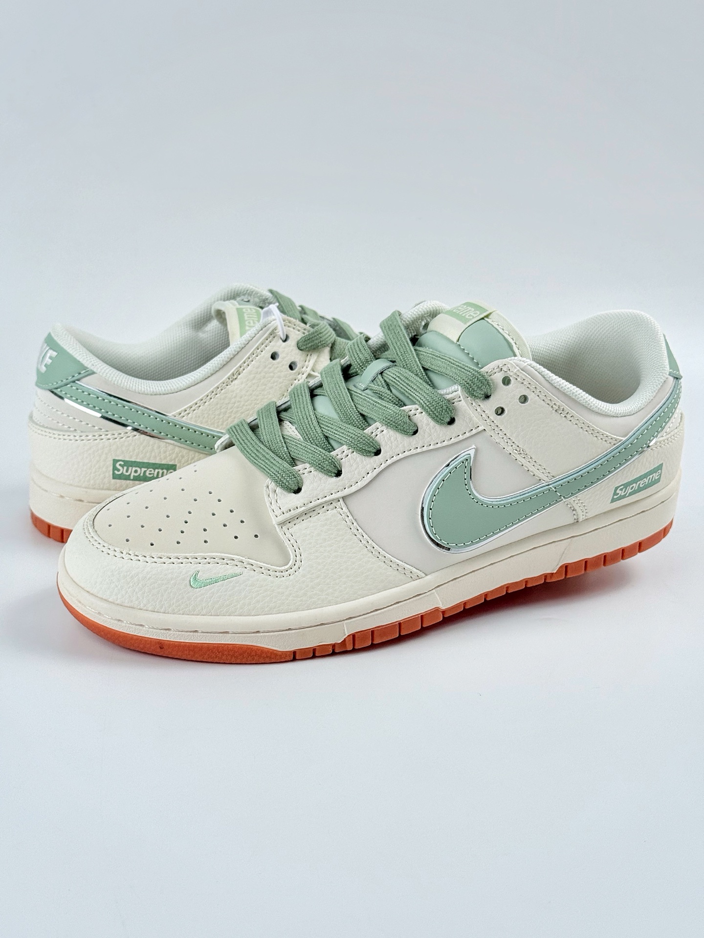 260 Nike SB Dunk Low x Supreme 白绿小勾 XF8698-089