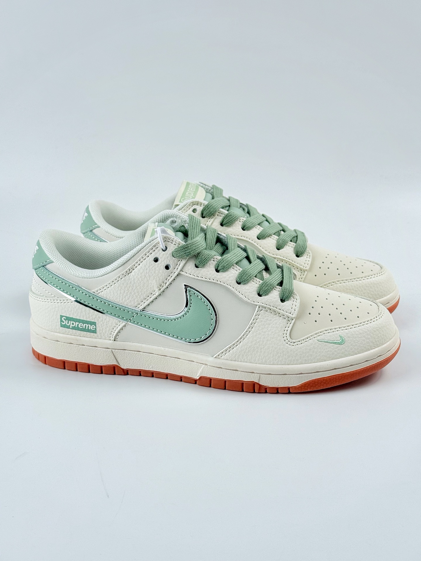 260 Nike SB Dunk Low x Supreme 白绿小勾 XF8698-089