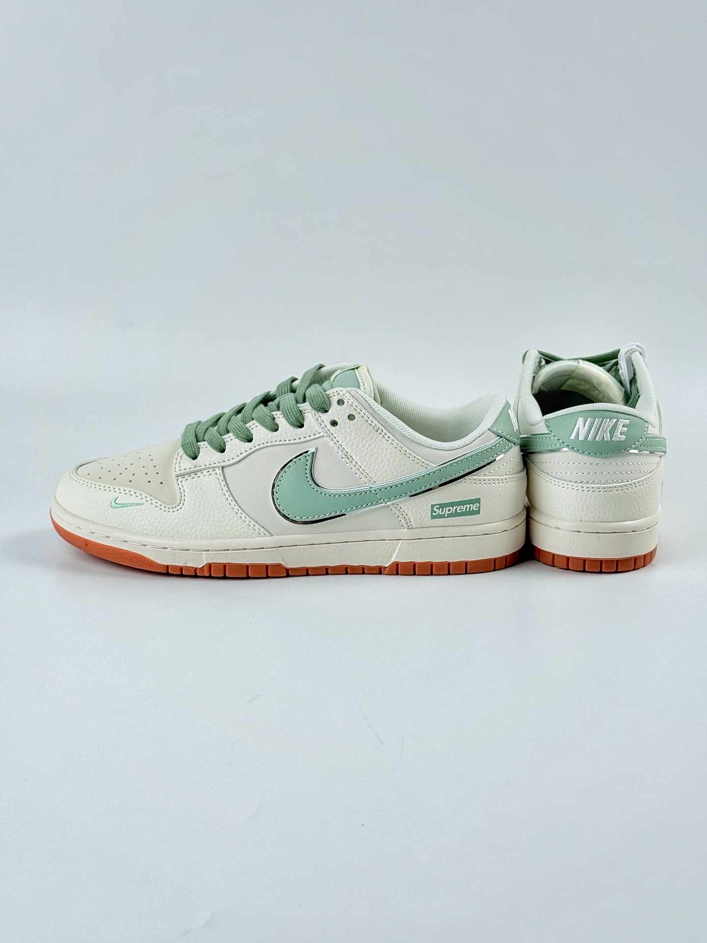 260 Nike SB Dunk Low x Supreme 白绿小勾 XF8698-089