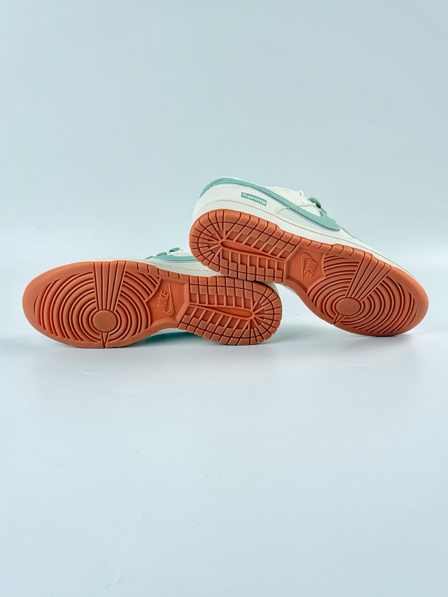 260 Nike SB Dunk Low x Supreme 白绿小勾 XF8698-089